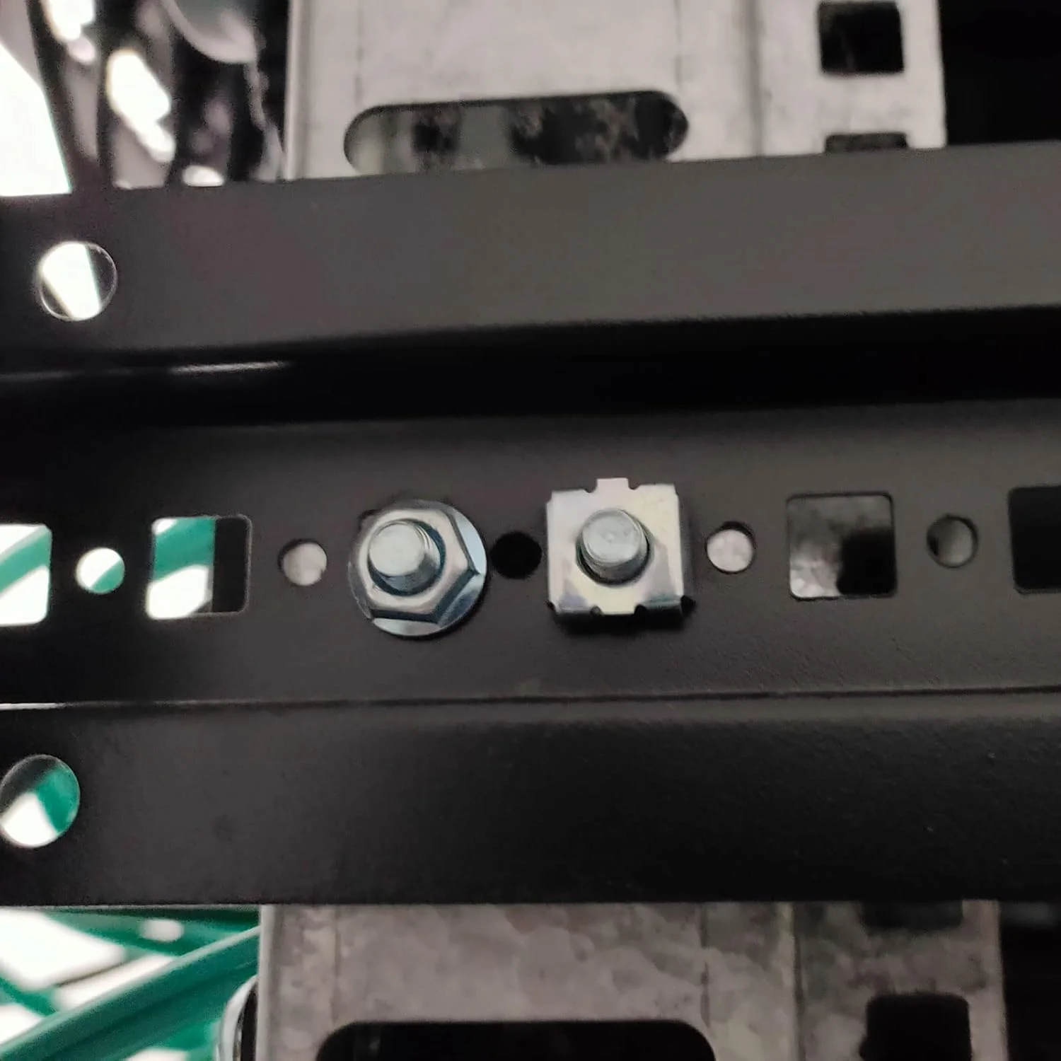 مهره قفسی HOPHO M5 فولاد کربنی با روکش نیکل برای رک های سرور، بسته 30 عددی، نقره ای