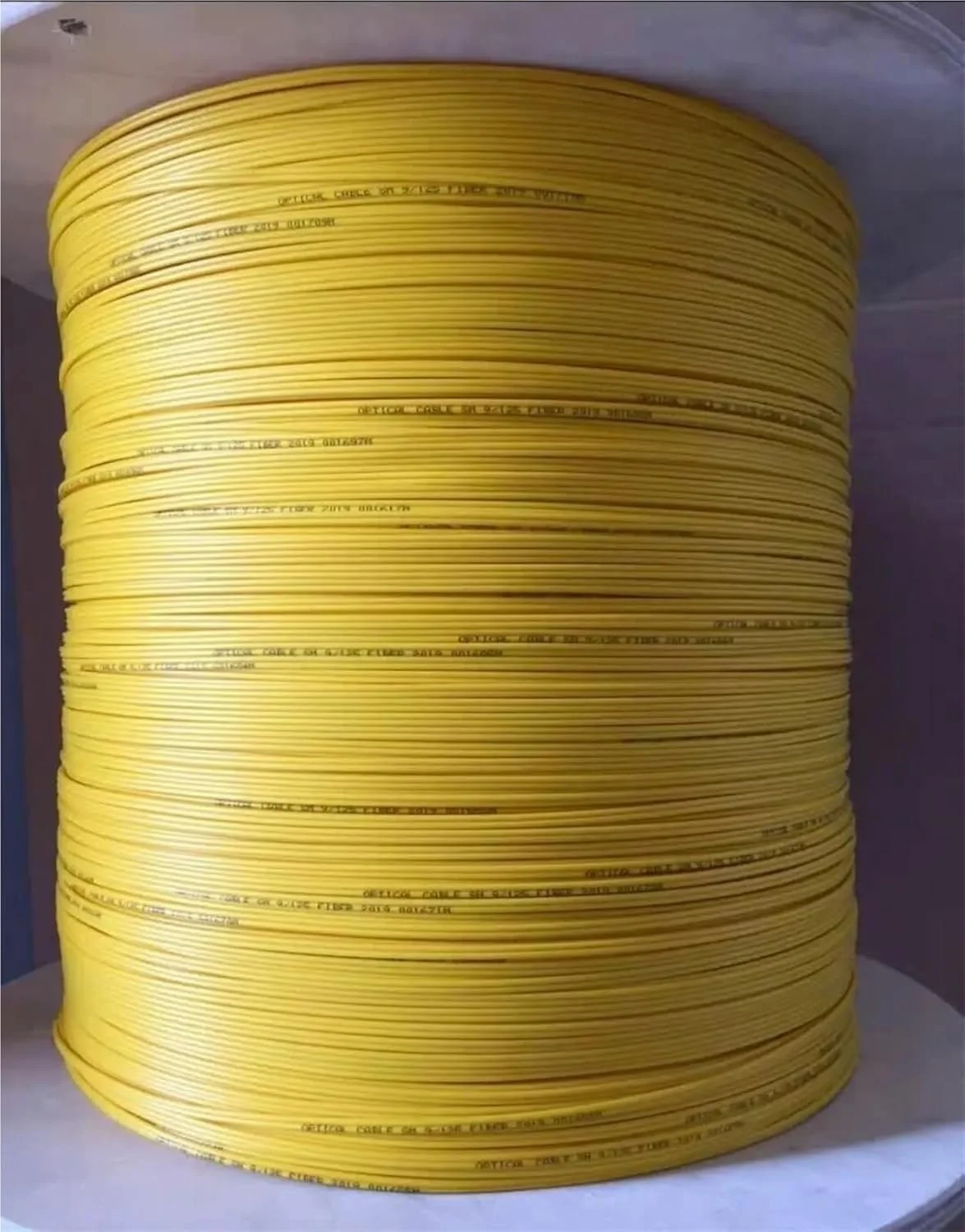 کابل فیبر نوری داپلکس SM 9/125um 2mm زرد G652D داخلی داپلکس برای کابل پچ فیبر نوری 1 کیلومتر/رول کابل ftth 2 کیلومتر/رول 2000 متر