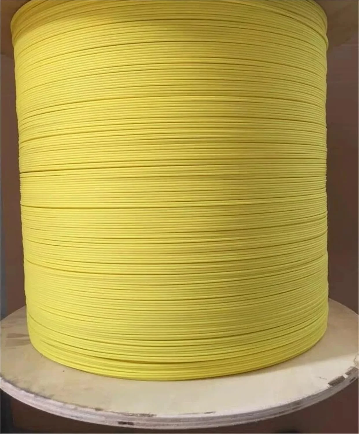 کابل فیبر نوری داپلکس SM 9/125um 2mm زرد G652D داخلی داپلکس برای کابل پچ فیبر نوری 1 کیلومتر/رول کابل ftth 2 کیلومتر/رول 2000 متر