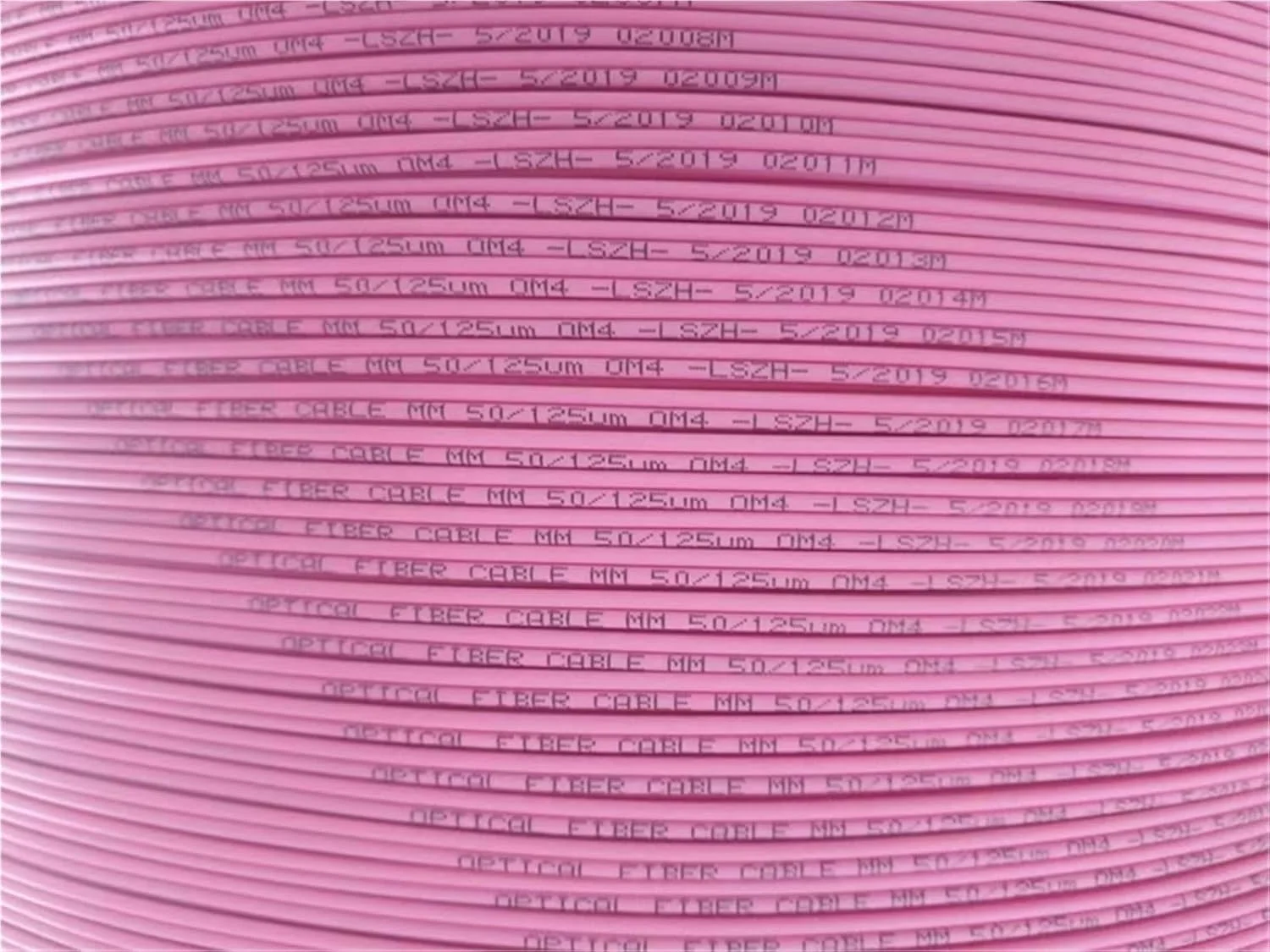 کابل فیبر نوری OM4 دوبلکس 2.0 میلی‌متری، صورتی، برای داخل ساختمان، برای سیم‌های اتصال فیبر نوری، رول 2 کیلومتری، کابل FTTH، روکش LSZH 2000 متری.