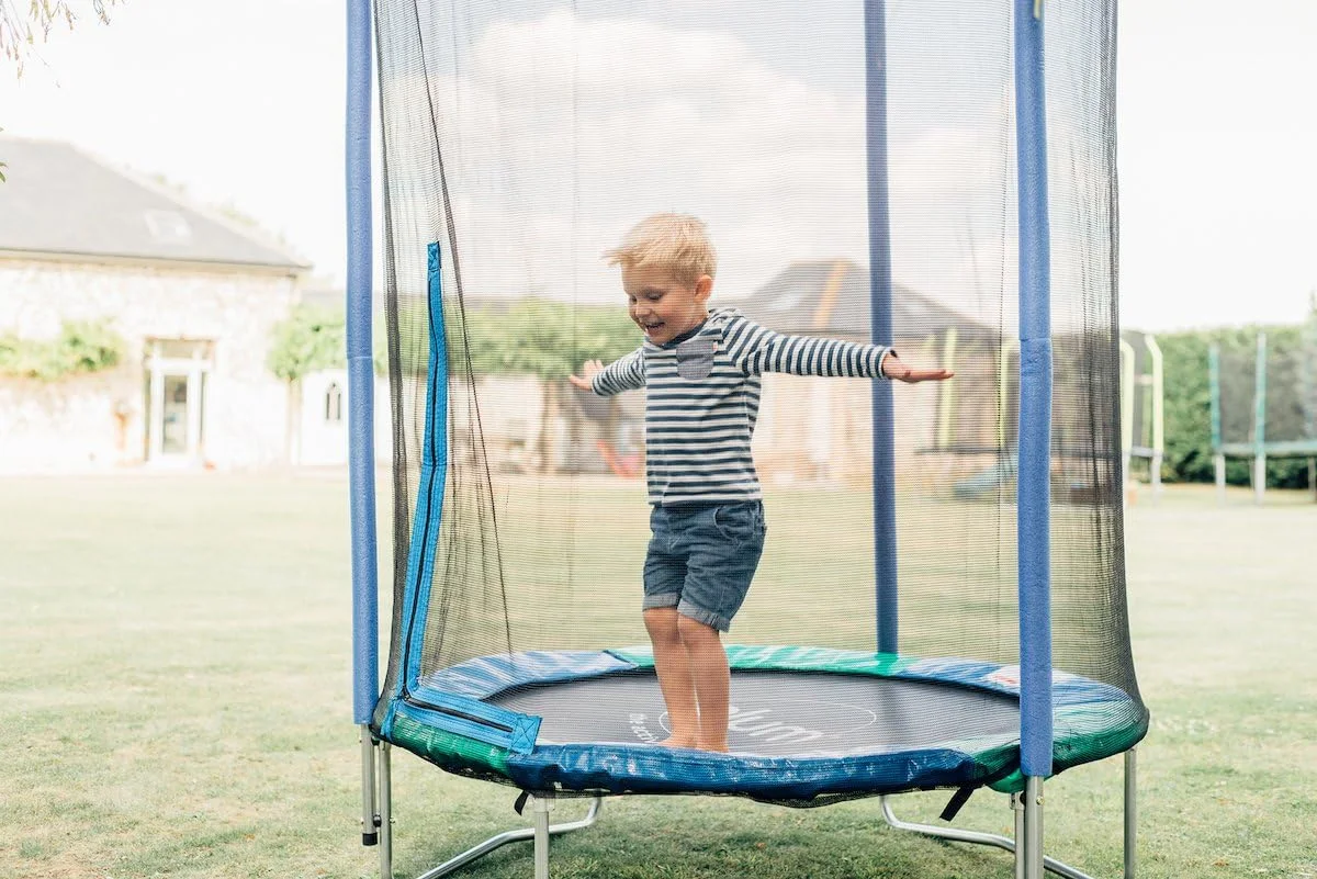 ترامپولین ۴.۵ فوتی (۵۴ اینچی) جونیور با محفظه و توری ایمنی | ترامپولین مناسب فضای داخلی و خارجی | قاب و پایه های فولادی گالوانیزه | فنرهای فولادی با روکش روی | دو رو آبی/سبز و صورتی/بنفش ترامپولین ۴.۵ فوتی (۵۴ اینچی) جونیور با محفظه و توری ایمنی | ترامپولین مناسب فضای داخلی و خارجی | قاب و پایه های فولادی گالوانیزه | فنرهای فولادی با روکش روی | دو رو آبی/سبز و صورتی/بنفش