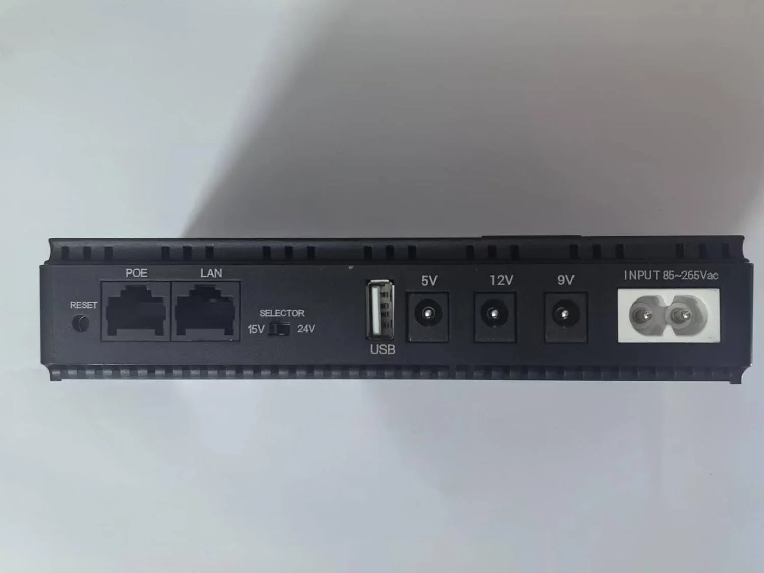 منبع تغذیه بدون وقفه کوچک DC مدل aixi-SHS با خروجی های POE15V/24V USB5V DC5V DC9V DC12V و ظرفیت 8800mAh