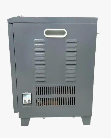 تثبیت کننده ولتاژ اتوماتیک SVC-D15000VA | تک فاز سروو نوع 15000VA (15kVA) | نمایشگر دیجیتال LED | ورودی 110V–250V/150V–250V | خروجی 220V ±3% و 110V ±3% | راندمان بالا >90% | محافظت در برابر ولتاژ بالا/پایین تثبیت کننده ولتاژ اتوماتیک SVC-D15000VA | تک فاز سروو نوع 15000VA (15kVA) | نمایشگر دیجیتال LED | ورودی 110V–250V/150V–250V | خروجی 220V ±3% و 110V ±3% | راندمان بالا >90% | محافظت در برابر ولتاژ بالا/پایین