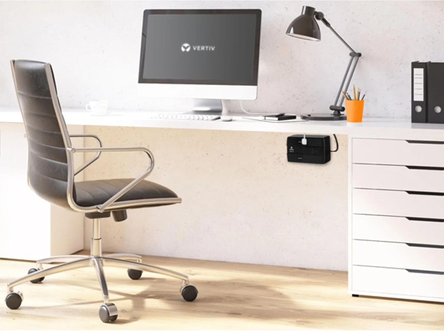 منبع تغذیه بدون وقفه (UPS) لیبرت ورتیو PST5 با ظرفیت 660VA و توان 400W، دارای باتری پشتیبان و محافظت در برابر نوسانات برق، هشت خروجی