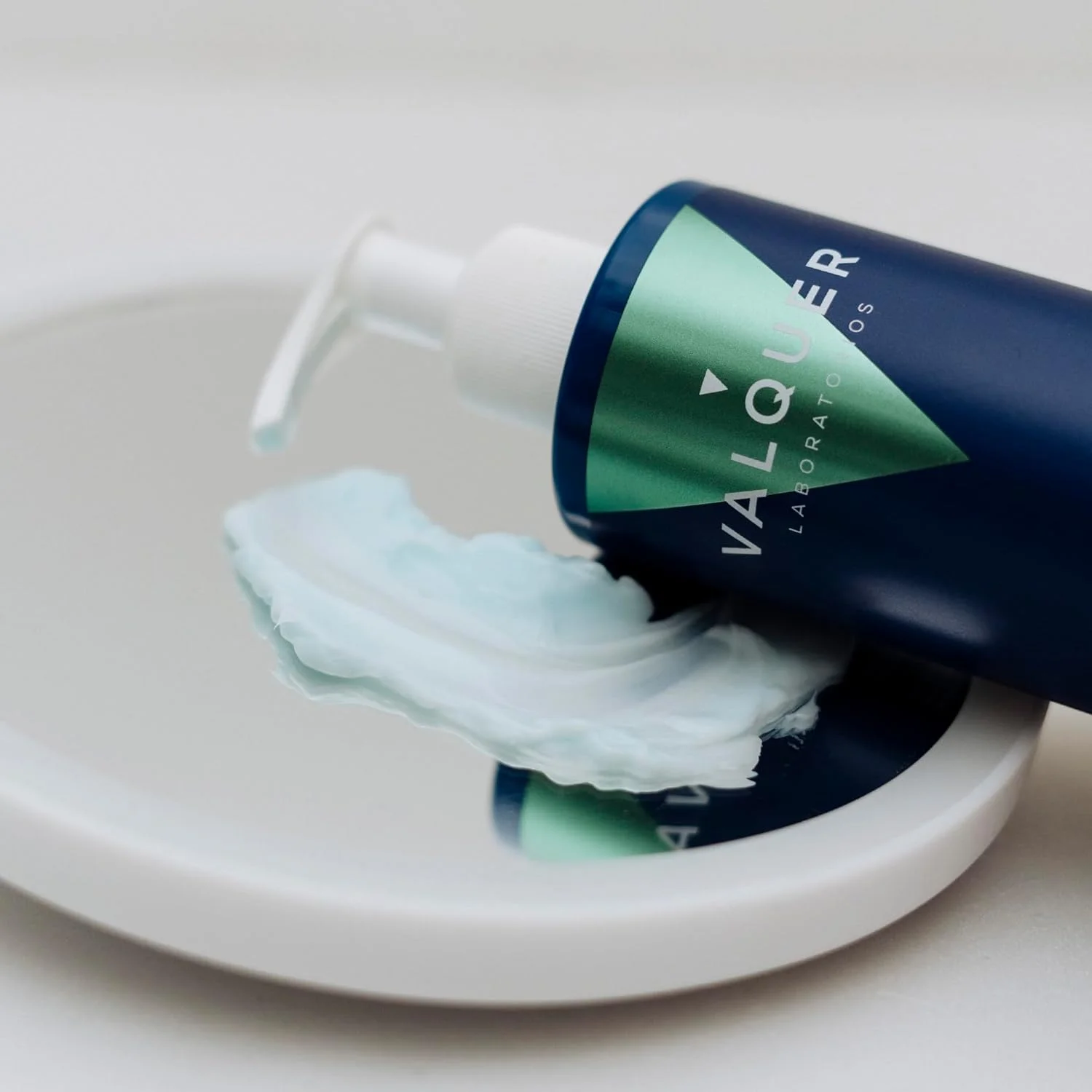 ماسک ترمیم کننده مو با اثر خنک کننده والکر. فوق العاده مرطوب کننده، ترمیم کننده و مغذی برای موهای آسیب دیده و خشک حاوی فیتوکولد، روغن ماکادمیا و عصاره بلوبری. وگان. 275 میلی لیتر. ماسک ترمیم کننده مو با اثر خنک کننده والکر. فوق العاده مرطوب کننده، ترمیم کننده و مغذی برای موهای آسیب دیده و خشک حاوی فیتوکولد، روغن ماکادمیا و عصاره بلوبری. وگان. 275 میلی لیتر.