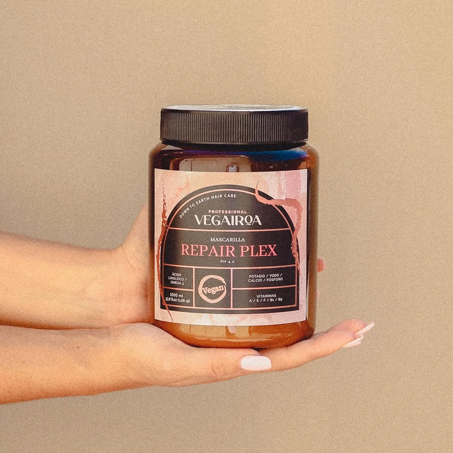 ماسک پلکس ترمیم کننده VEGAIROA - ماسک ترمیم کننده قوی - آبرسان و مغذی - محافظت از فر مو - مناسب موهای تحت درمان شیمیایی - محصول حرفه ای آرایشگری وگان - 1000 گرم ماسک پلکس ترمیم کننده VEGAIROA - ماسک ترمیم کننده قوی - آبرسان و مغذی - محافظت از فر مو - مناسب موهای تحت درمان شیمیایی - محصول حرفه ای آرایشگری وگان - 1000 گرم