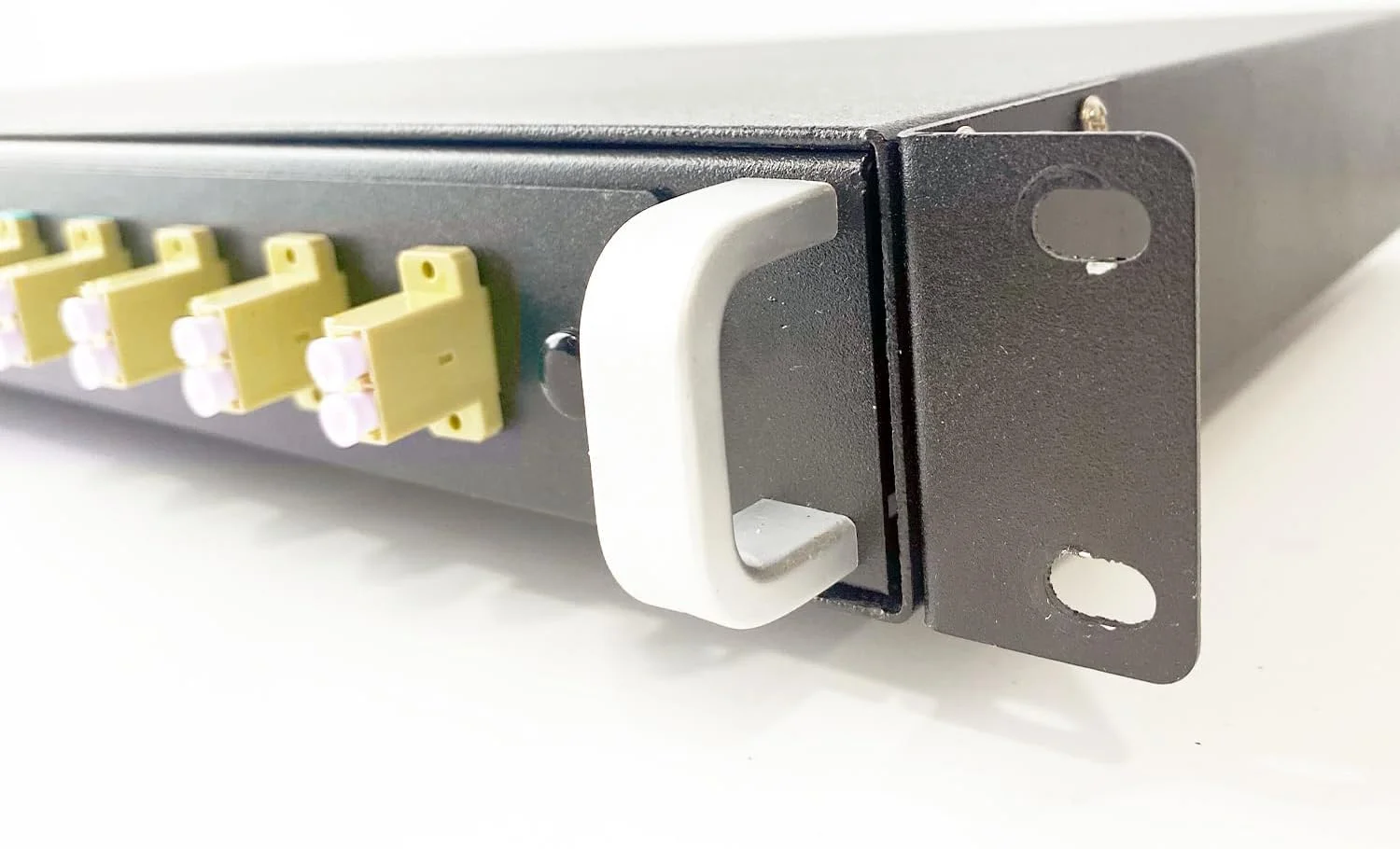 محفظه رک مونت کابل فیبر نوری 24 رشته ای 1U با 12 کوپلر LC Duplex برای رک ها یا کابینت های 19 اینچی | شامل سینی اتصال و آستین های اتصال فیوژن 60 میلی متری | جعبه فیبر نوری (LC OM1)