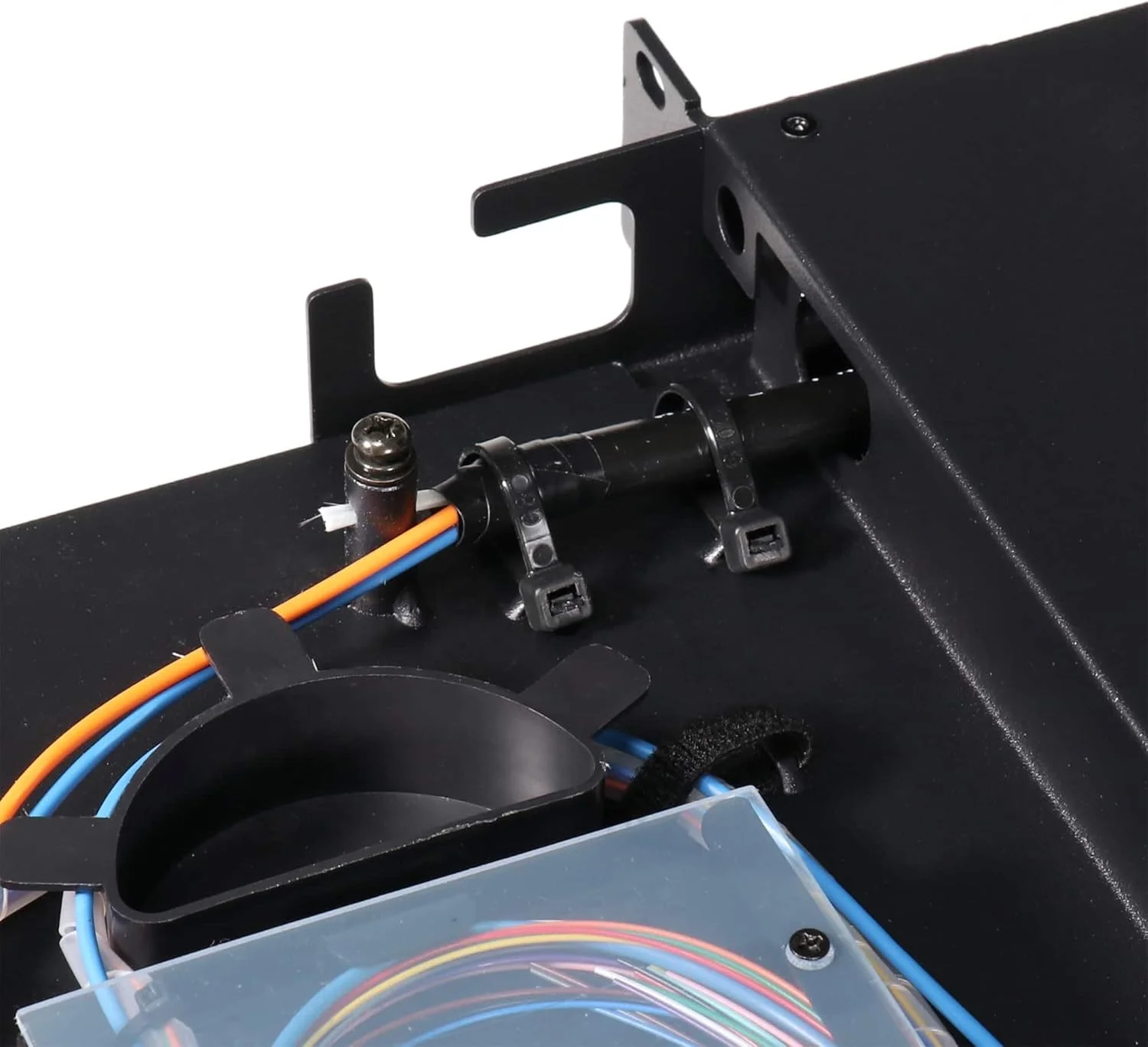 پنل پچ فیبر نوری، قابل نصب در رک، 1 یونیت، شامل 2 صفحه آداپتور LC دوبلکس سینگل مود و 2 صفحه آداپتور LC دوبلکس مالتی مود، شامل سینی های فیوژن، ظرفیت تا 24 رشته