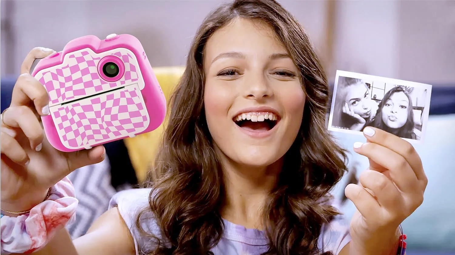 اسباب بازی های C - سازنده عکس - دوربین فوری - صورتی - با صفحه نمایش رنگی، رول های کاغذ، برچسب ها، قلم های نمدی و بند مچی - CLK 055