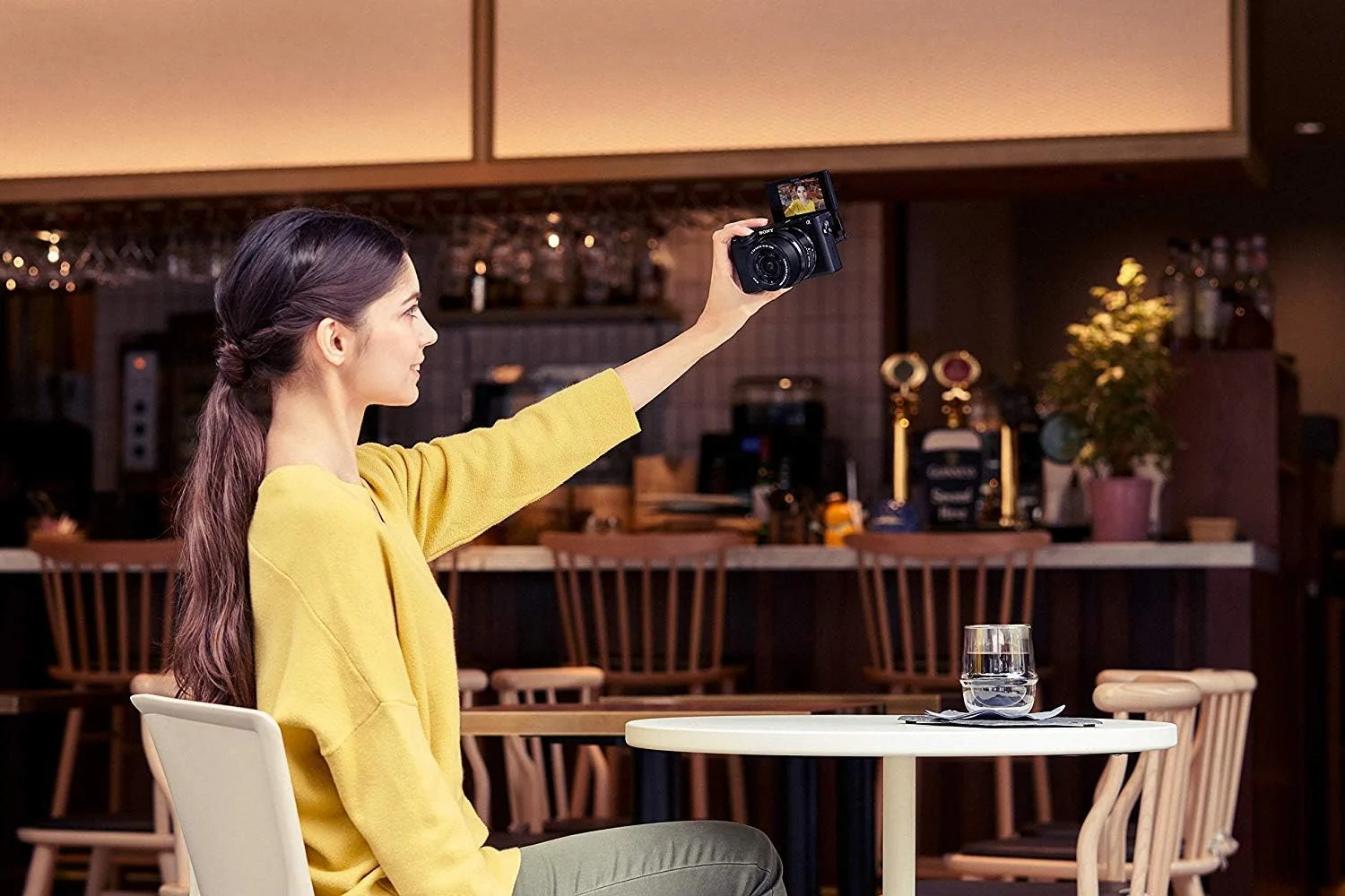 دوربین بدون آینه سونی آلفا 6400 | APS-C به همراه لنز زوم برقی 16-50 میلی‌متری سونی f/3.5-5.6 (فوکوس خودکار سریع 0.02 ثانیه، 24.2 مگاپیکسل، ضبط فیلم 4K، صفحه نمایش چرخشی برای ولاگینگ)، مشکی