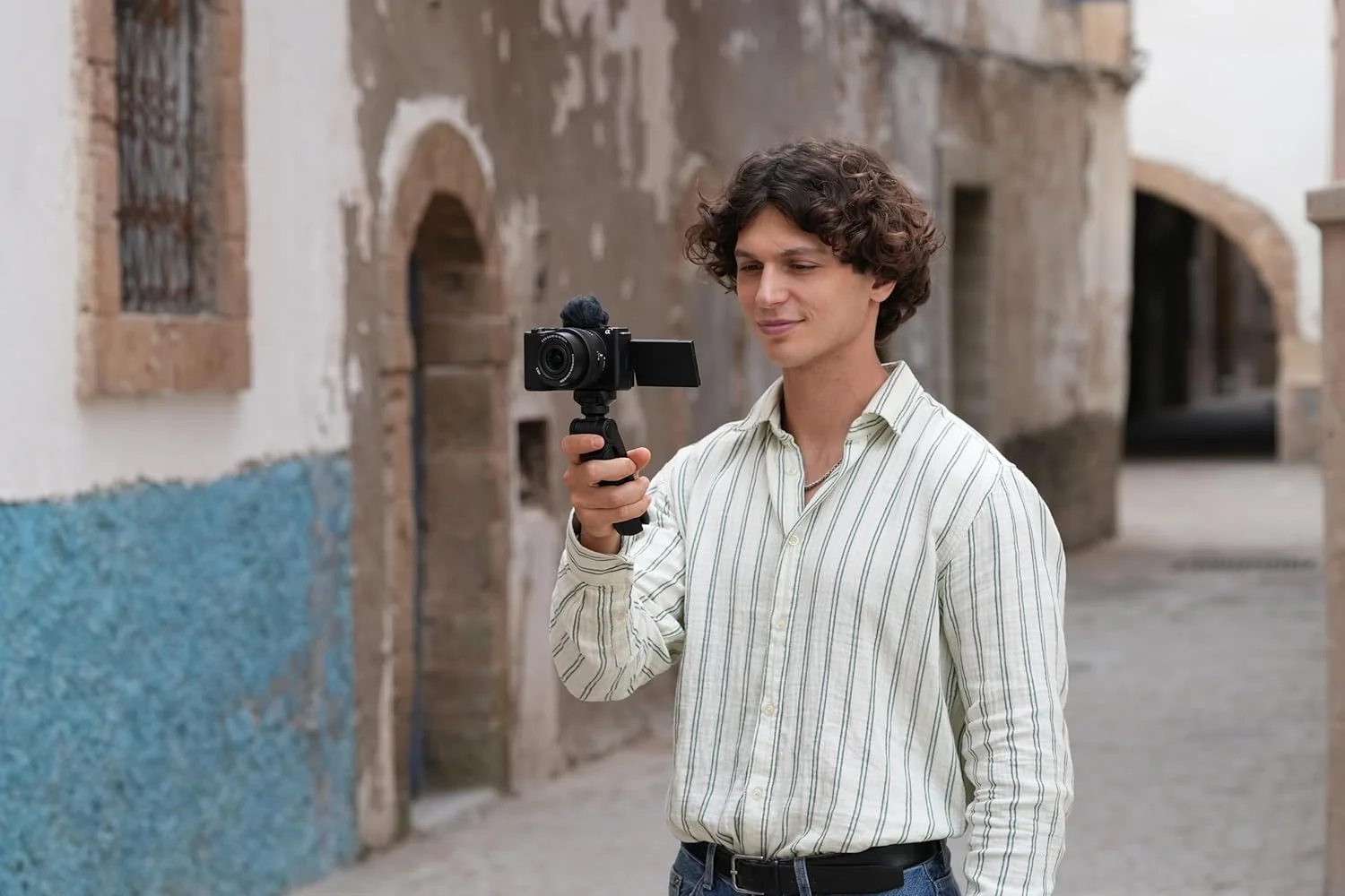 دوربین فیلمبرداری بدون آینه Sony Alpha ZV-E10 II K با لنز قابل تعویض APS-C به همراه لنز زوم برقی 16-50 میلی‌متری f/3.5-5.6