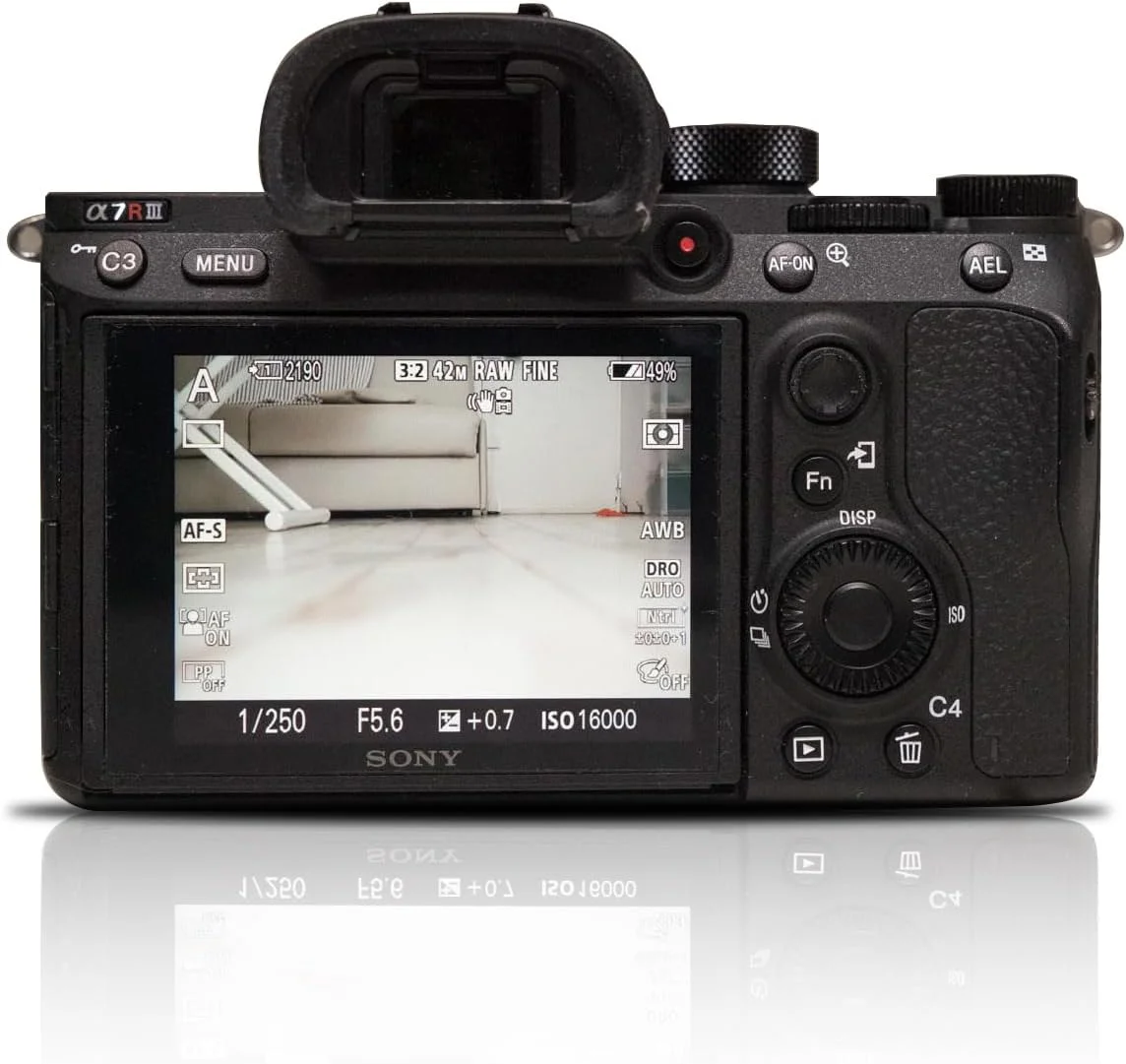 دوربین بدون آینه سونی Alpha 7R III با حسگر 42.4 مگاپیکسلی فول فریم با وضوح بالا، دوربین با پردازشگر تصویر LSI، فیلمبرداری 4K HDR و صفحه نمایش 3 اینچی LCD مشکی