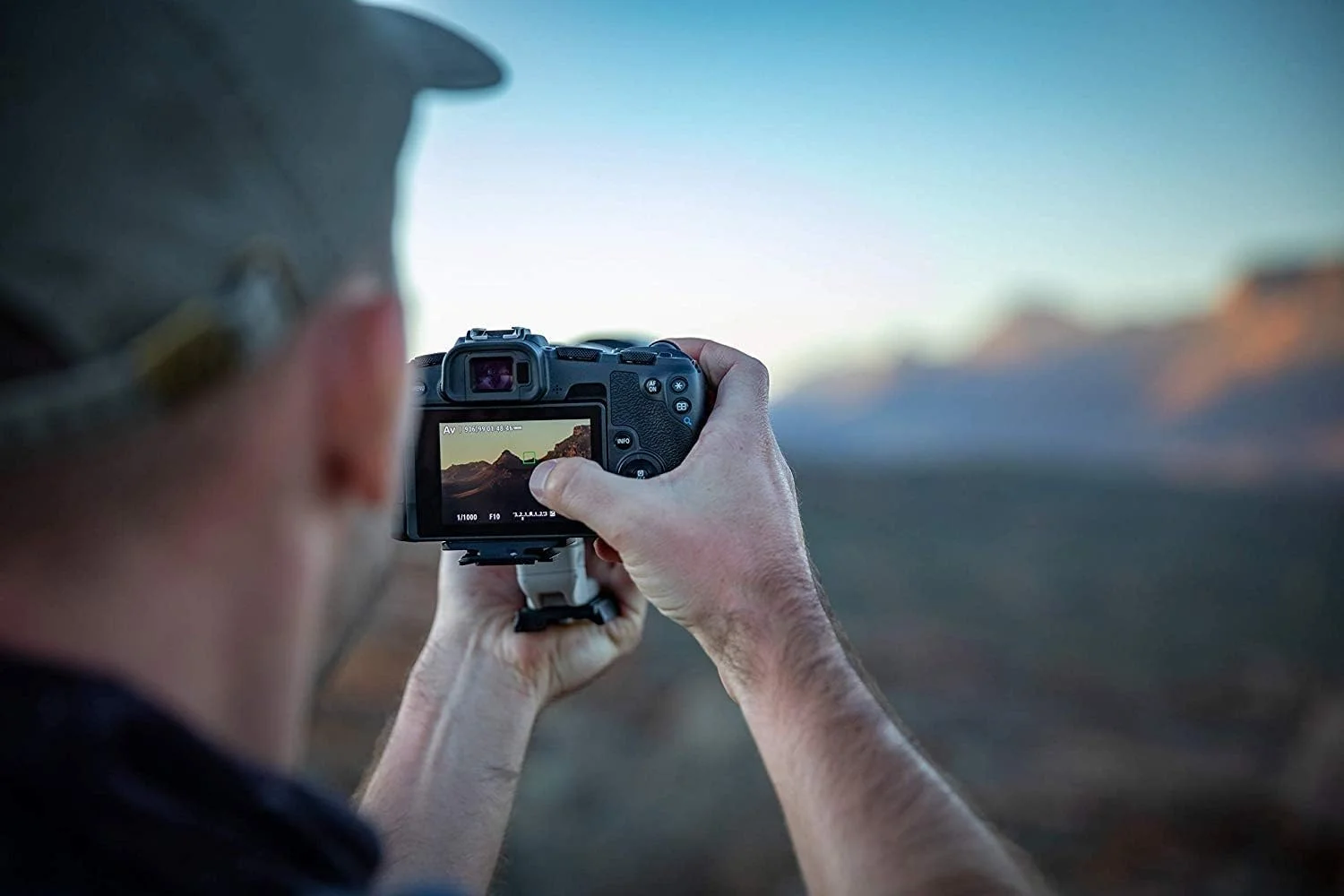 دوربین بدون آینه کانن مدل Eos Rp به همراه آداپتور اتصال