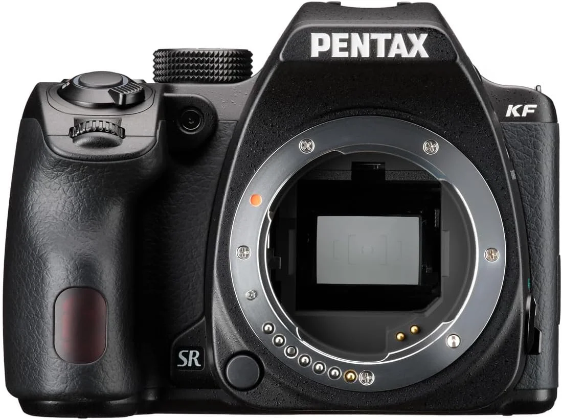 دوربین دیجیتال SLR مدل PENTAX KF APS-C با بدنه مقاوم در برابر گرد و غبار و شرایط جوی به همراه مانیتور LCD چند زاویه ای، مشکی