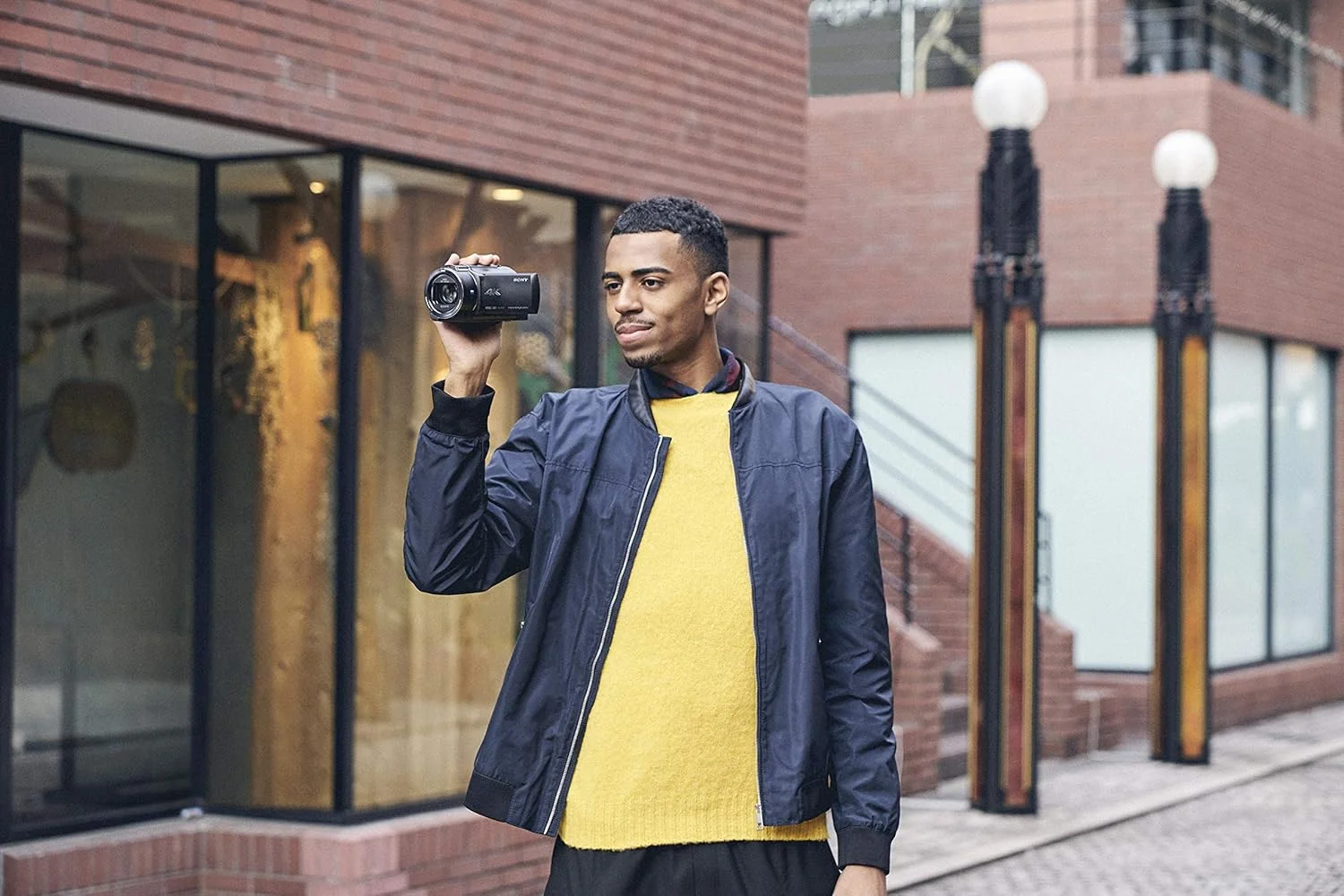 دوربین فیلمبرداری کامپکت سونی FDR-AX43 | Ultra HD (UHD) 4K با زوم اپتیکال 20 برابر و صفحه نمایش چرخشی دوربین فیلمبرداری کامپکت سونی FDR-AX43 | Ultra HD (UHD) 4K با زوم اپتیکال 20 برابر و صفحه نمایش چرخشی