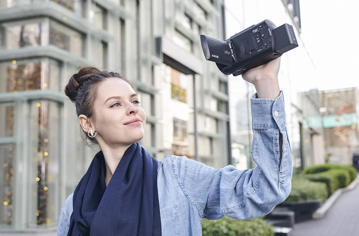 دوربین فیلمبرداری کامپکت سونی FDR-AX43 | Ultra HD (UHD) 4K با زوم اپتیکال 20 برابر و صفحه نمایش چرخشی دوربین فیلمبرداری کامپکت سونی FDR-AX43 | Ultra HD (UHD) 4K با زوم اپتیکال 20 برابر و صفحه نمایش چرخشی