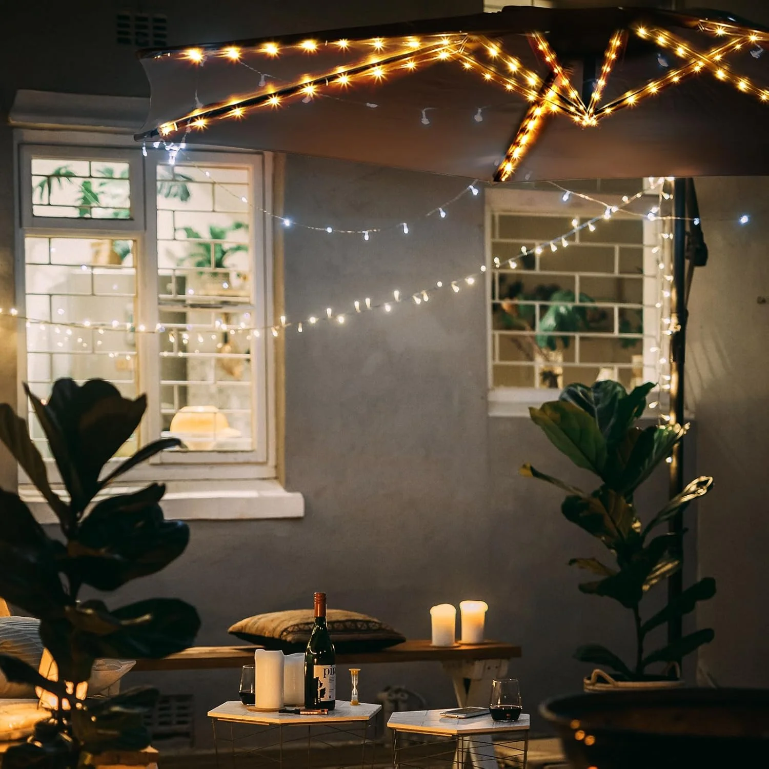 چراغ های ریسه ای چتری پاسیو فریندا، 104 ال ای دی روشن 16 رنگ 4 حالت، چراغ چتری بی سیم با باتری USB، چراغ های میله ای ضد آب با کنترل از راه دور برای چترهای پاسیو، چادرهای کمپینگ