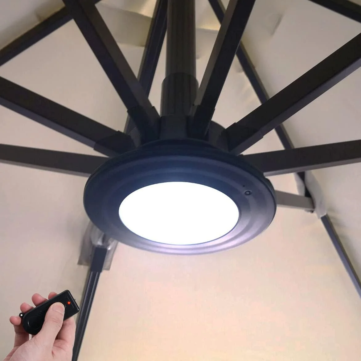 چراغ چتری با کنترل از راه دور، چراغ چتر کنسولی پاسیو قابل شارژ با 3 حالت روشنایی، برای چتر پاسیو آفست در فضای باز و باغ (مشکی) چراغ چتری با کنترل از راه دور، چراغ چتر کنسولی پاسیو قابل شارژ با 3 حالت روشنایی، برای چتر پاسیو آفست در فضای باز و باغ (مشکی)