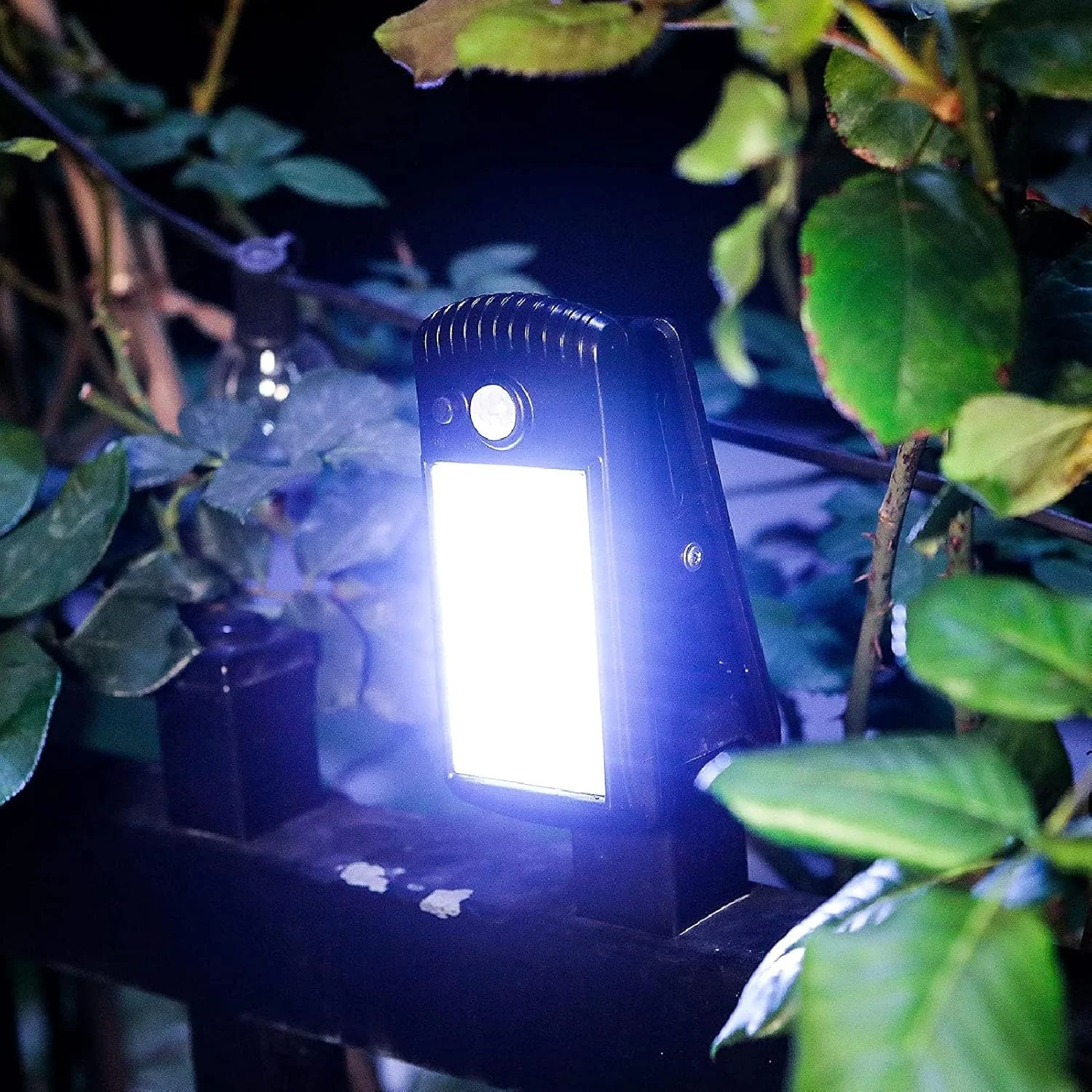 چراغ خورشیدی 40 ال ای دی با گیره/نگهدارنده، چراغ امنیتی ضد آب IP65 حسگر حرکتی خورشیدی در فضای باز برای حصار، دیوار، گاراژ، عرشه، پاسیو، چتر، کمپینگ قابل حمل