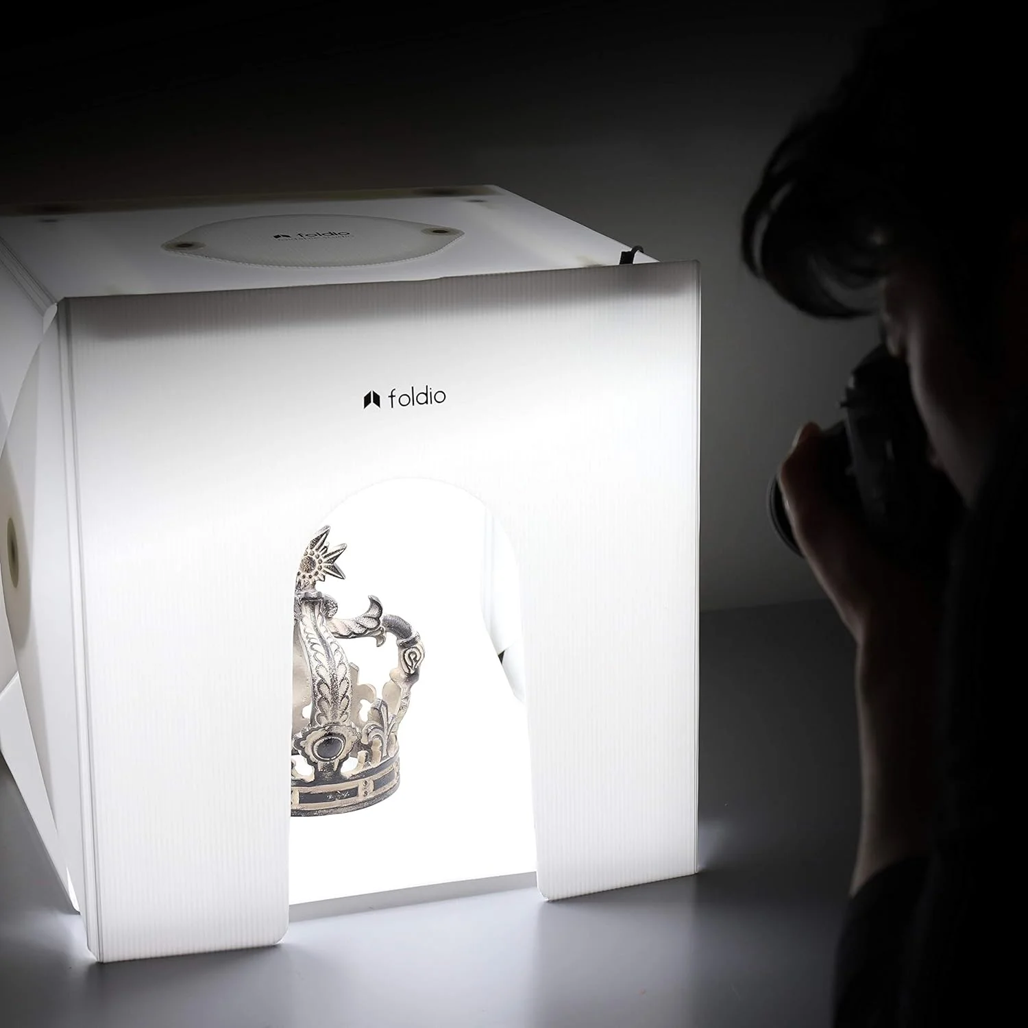 استودیوی تاشو فولدایو پلاس + روکش جلویی (چادر نور برای عکاسی محصول با روکش انعکاسی/45 x 45 سانتی متر/تراشه های LED قابل تنظیم قابل حمل، CRI 97+)