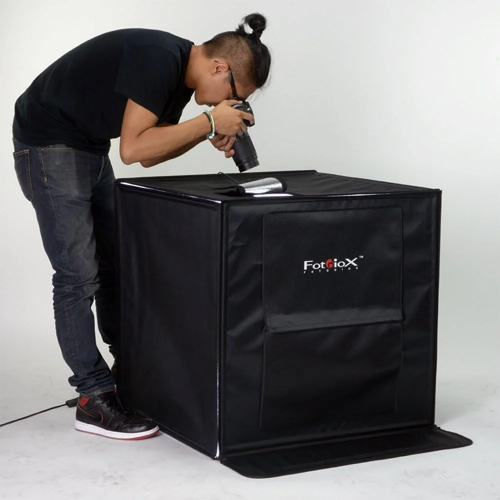 جعبه استودیویی LED فوتودیوکس پرو 28x28 اینچ برای عکاسی رومیزی - شامل چادر نور، چراغ های LED یکپارچه، کیف حمل و چهار پس زمینه جعبه استودیویی LED فوتودیوکس پرو 28x28 اینچ برای عکاسی رومیزی - شامل چادر نور، چراغ های LED یکپارچه، کیف حمل و چهار پس زمینه