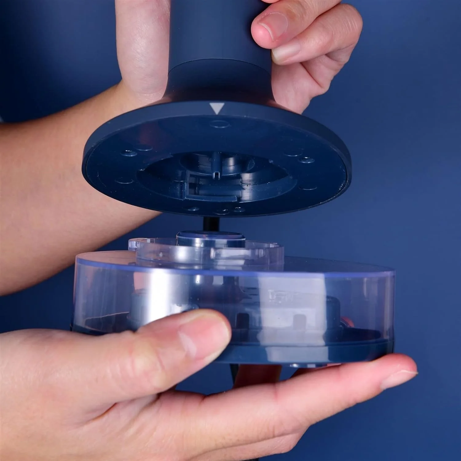 اتو بخار دستی لباس آبی رنگ مناسب منزل، مسافرت و کار با مخزن آب جداشدنی 140 میلی لیتری