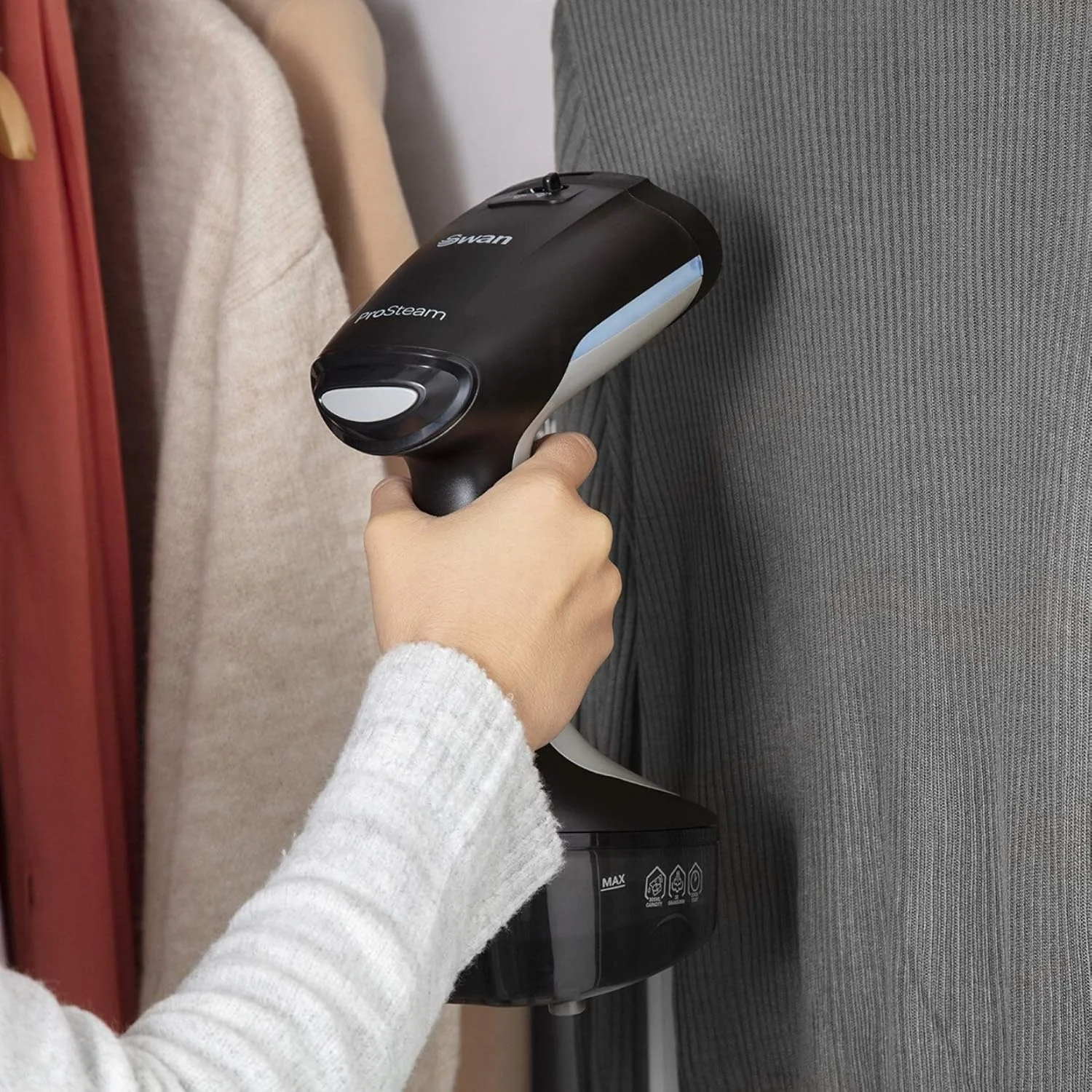 بخارگر لباس قابل حمل سوان مدل SI12022N، سبک وزن، بخار جت، صفحه بخار با روکش سرامیکی سازگار با پارچه، از بین برنده باکتری و بو، 1500 وات، مخزن آب 300 میلی لیتری، میزان بخار 25 گرم در دقیقه، مشکی بخارگر لباس قابل حمل سوان مدل SI12022N، سبک وزن، بخار جت، صفحه بخار با روکش سرامیکی سازگار با پارچه، از بین برنده باکتری و بو، 1500 وات، مخزن آب 300 میلی لیتری، میزان بخار 25 گرم در دقیقه، مشکی