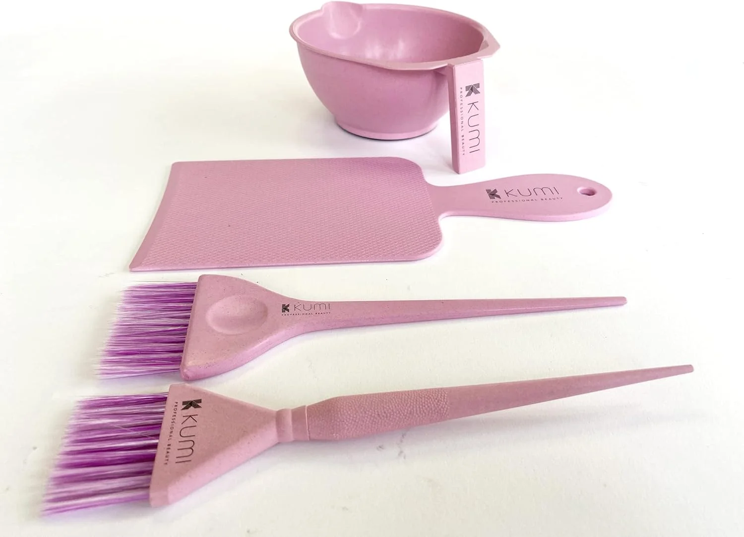 ست ۴ تکه رنگ موی حرفه ای و سازگار با محیط زیست Kumi، رنگ صورتی - این ست کاسه و برس رنگ مو برای استفاده حرفه ای یا خانگی ایده آل است. یک ست ایده آل برای رنگ کردن مو در خانه. ست ۴ تکه رنگ موی حرفه ای و سازگار با محیط زیست Kumi، رنگ صورتی - این ست کاسه و برس رنگ مو برای استفاده حرفه ای یا خانگی ایده آل است. یک ست ایده آل برای رنگ کردن مو در خانه.