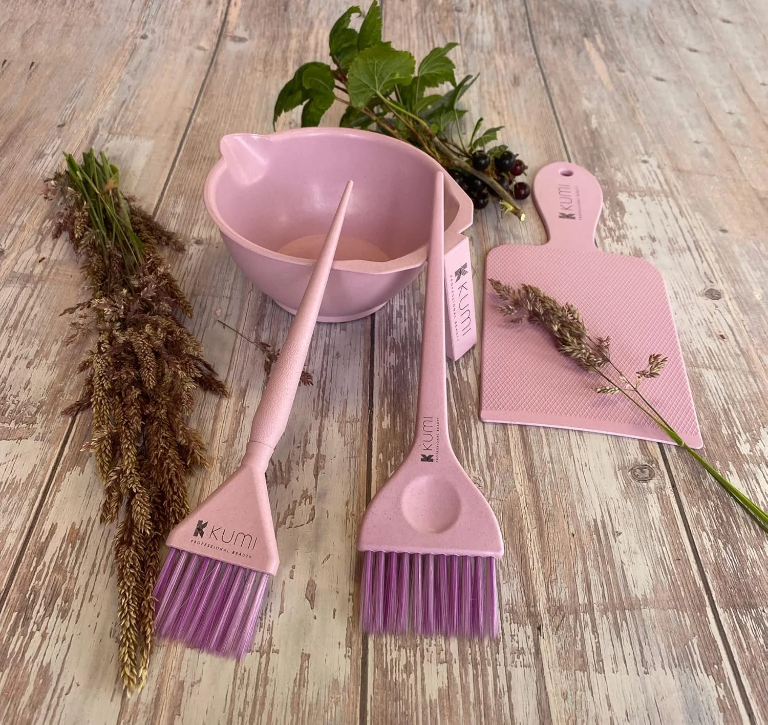 ست ۴ تکه رنگ موی حرفه ای و سازگار با محیط زیست Kumi، رنگ صورتی - این ست کاسه و برس رنگ مو برای استفاده حرفه ای یا خانگی ایده آل است. یک ست ایده آل برای رنگ کردن مو در خانه. ست ۴ تکه رنگ موی حرفه ای و سازگار با محیط زیست Kumi، رنگ صورتی - این ست کاسه و برس رنگ مو برای استفاده حرفه ای یا خانگی ایده آل است. یک ست ایده آل برای رنگ کردن مو در خانه.