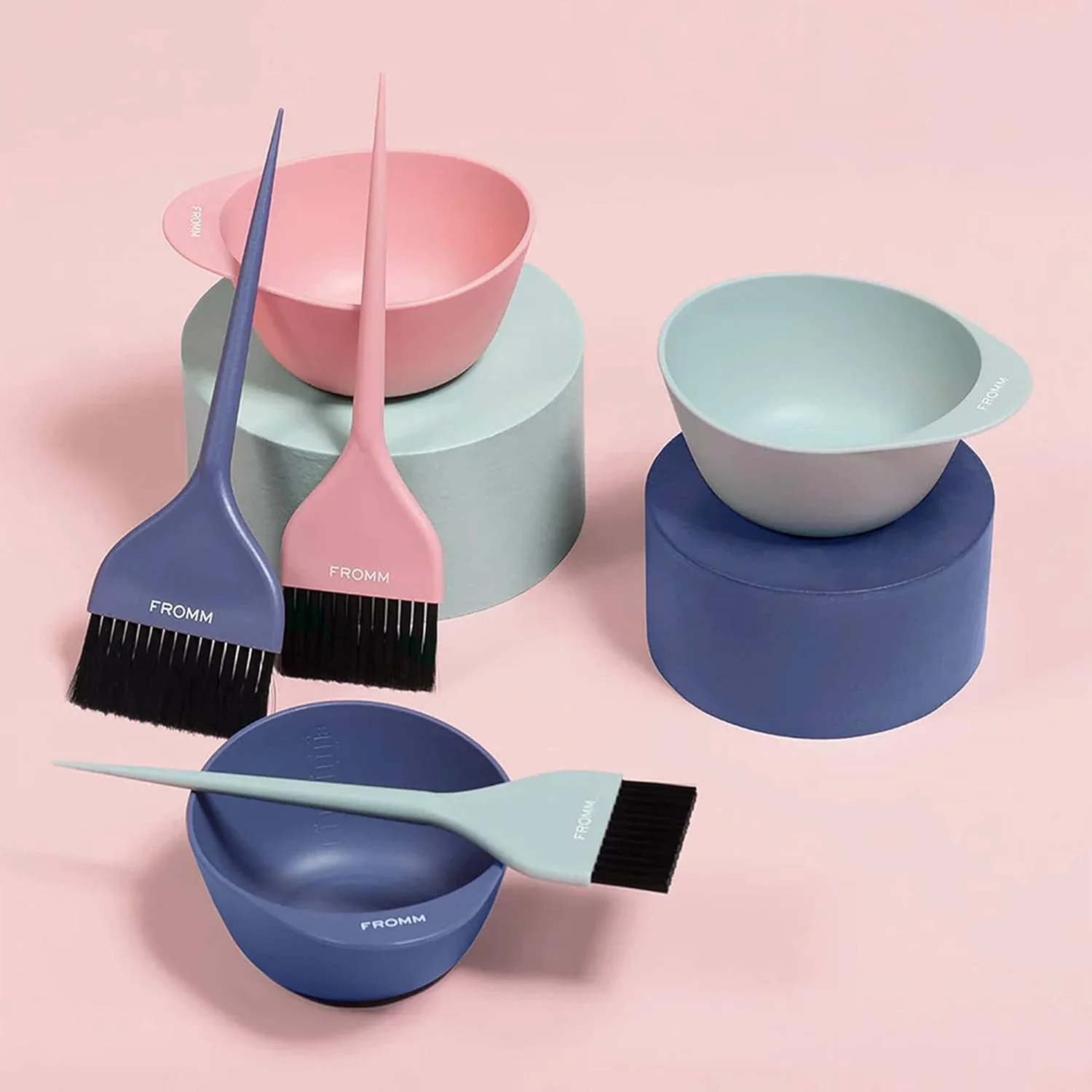 کاسه های مخلوط رنگ استودیو فروم برای رنگ مو، دکلره و درمان، با پایه لاستیکی ضد ریزش، 300 میلی لیتر، بسته 3 عددی کاسه های مخلوط رنگ استودیو فروم برای رنگ مو، دکلره و درمان، با پایه لاستیکی ضد ریزش، 300 میلی لیتر، بسته 3 عددی