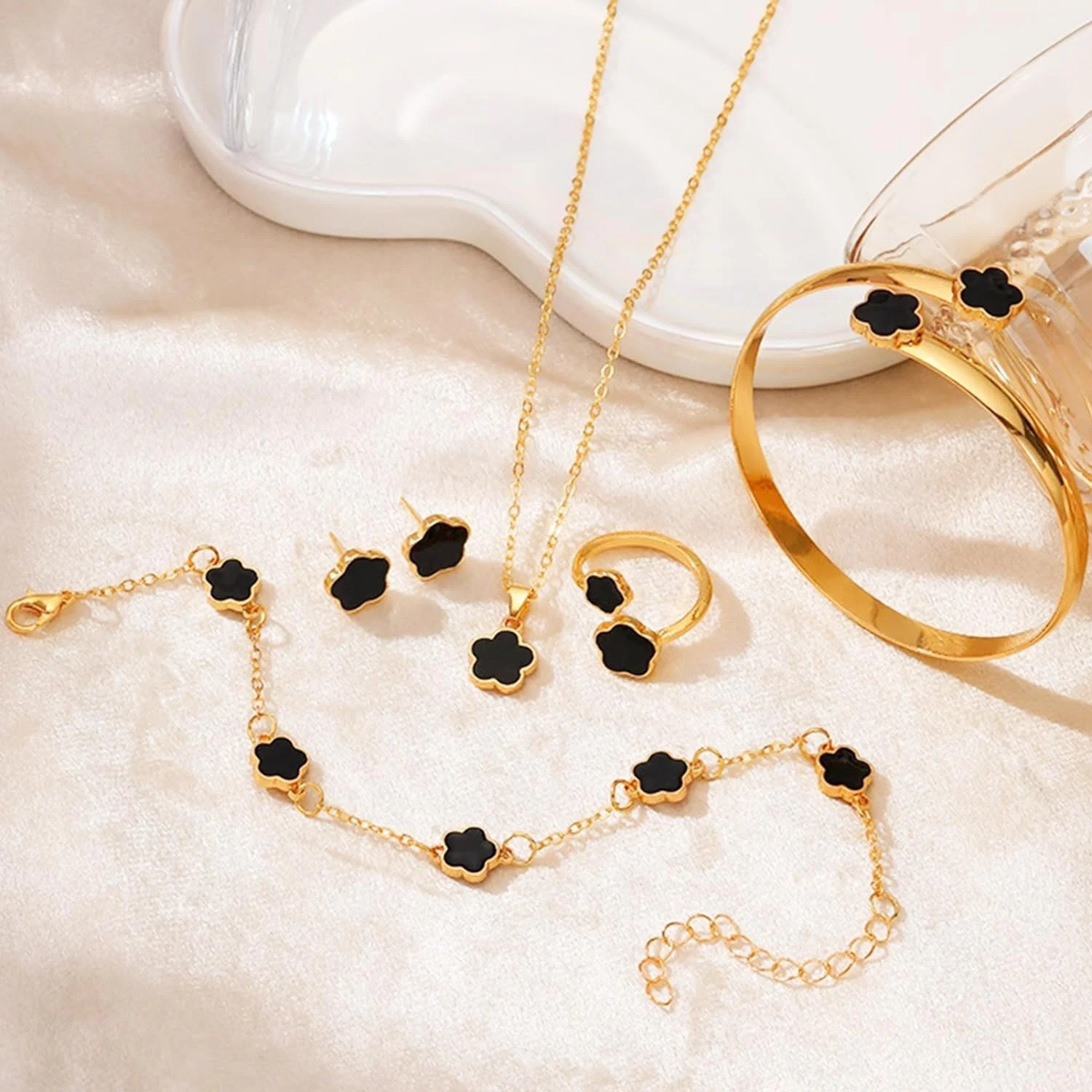 ست جواهرات شبدر پنج پر زنانه - گردنبند، دستبند، گوشواره و انگشتر با روکش طلای 18 عیار - ست آویز شبدر 5 پر خوش شانس در رنگ مشکی یا سفید - هدیه تولد برای مادر، دختر، خواهر ست جواهرات شبدر پنج پر زنانه - گردنبند، دستبند، گوشواره و انگشتر با روکش طلای 18 عیار - ست آویز شبدر 5 پر خوش شانس در رنگ مشکی یا سفید - هدیه تولد برای مادر، دختر، خواهر