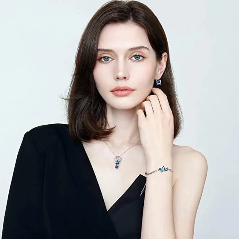 ست جواهرات زنانه و دخترانه شامل گوشواره های پروانه ای کریستالی با روکش پلاتین، گردنبند و آویز زنجیره ای با طراحی ایتالیایی از برند شاینینگ دیوا (آبی) (14603s) ست جواهرات زنانه و دخترانه شامل گوشواره های پروانه ای کریستالی با روکش پلاتین، گردنبند و آویز زنجیره ای با طراحی ایتالیایی از برند شاینینگ دیوا (آبی) (14603s)