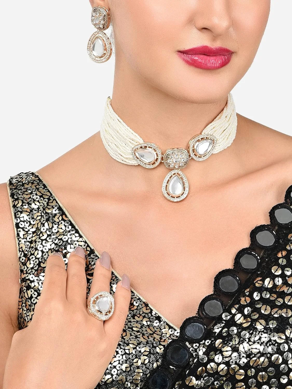 نیم ست گردنبند چوکر چند رشته ای، گوشواره و انگشتر زنانه با طرح نگین کاری شده