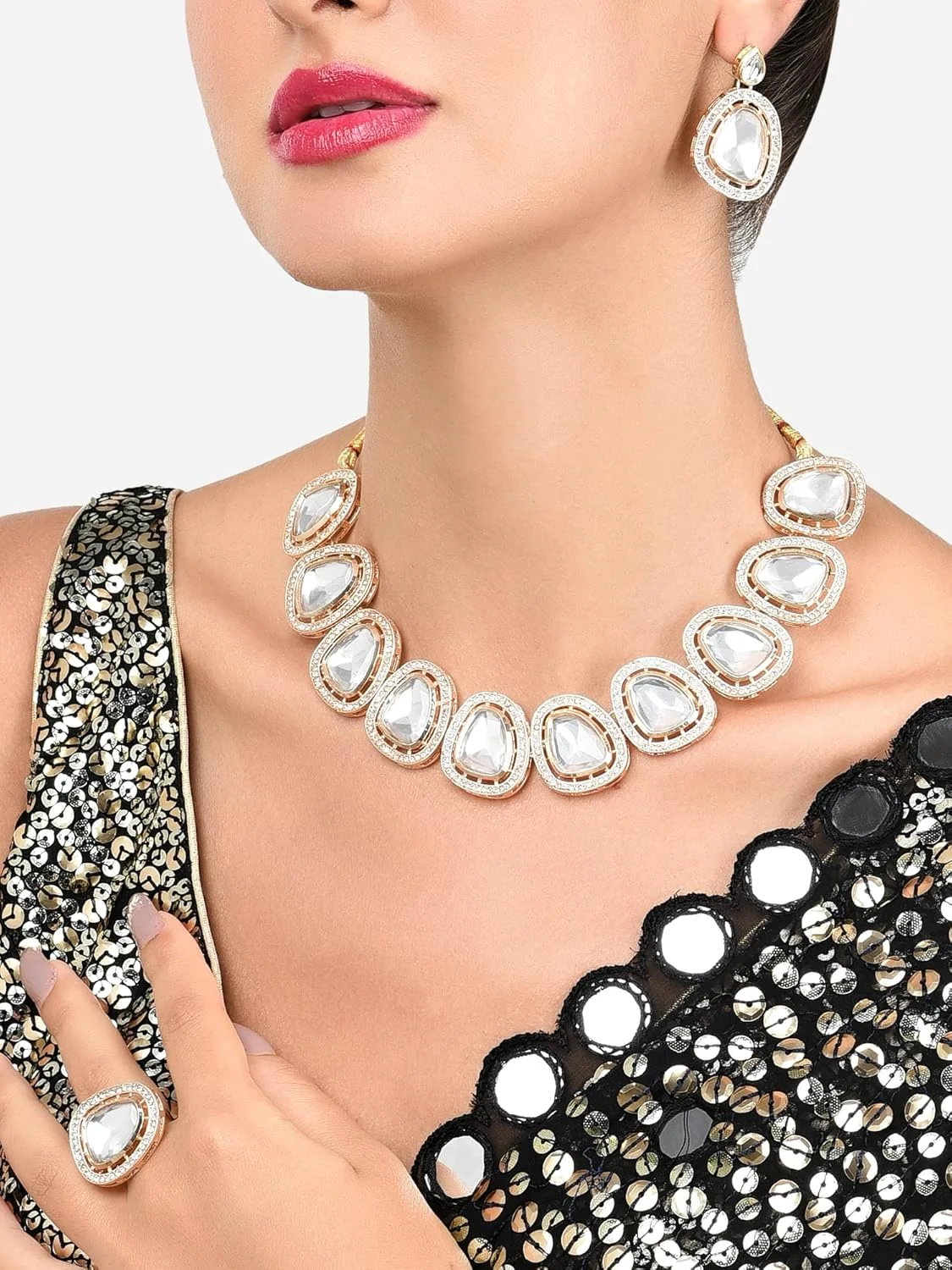 زیوری پیرلز ست گردنبند، گوشواره و انگشتر زنانه با طرح کندن و نگین های اتریشی - طلایی زیوری پیرلز ست گردنبند، گوشواره و انگشتر زنانه با طرح کندن و نگین های اتریشی - طلایی