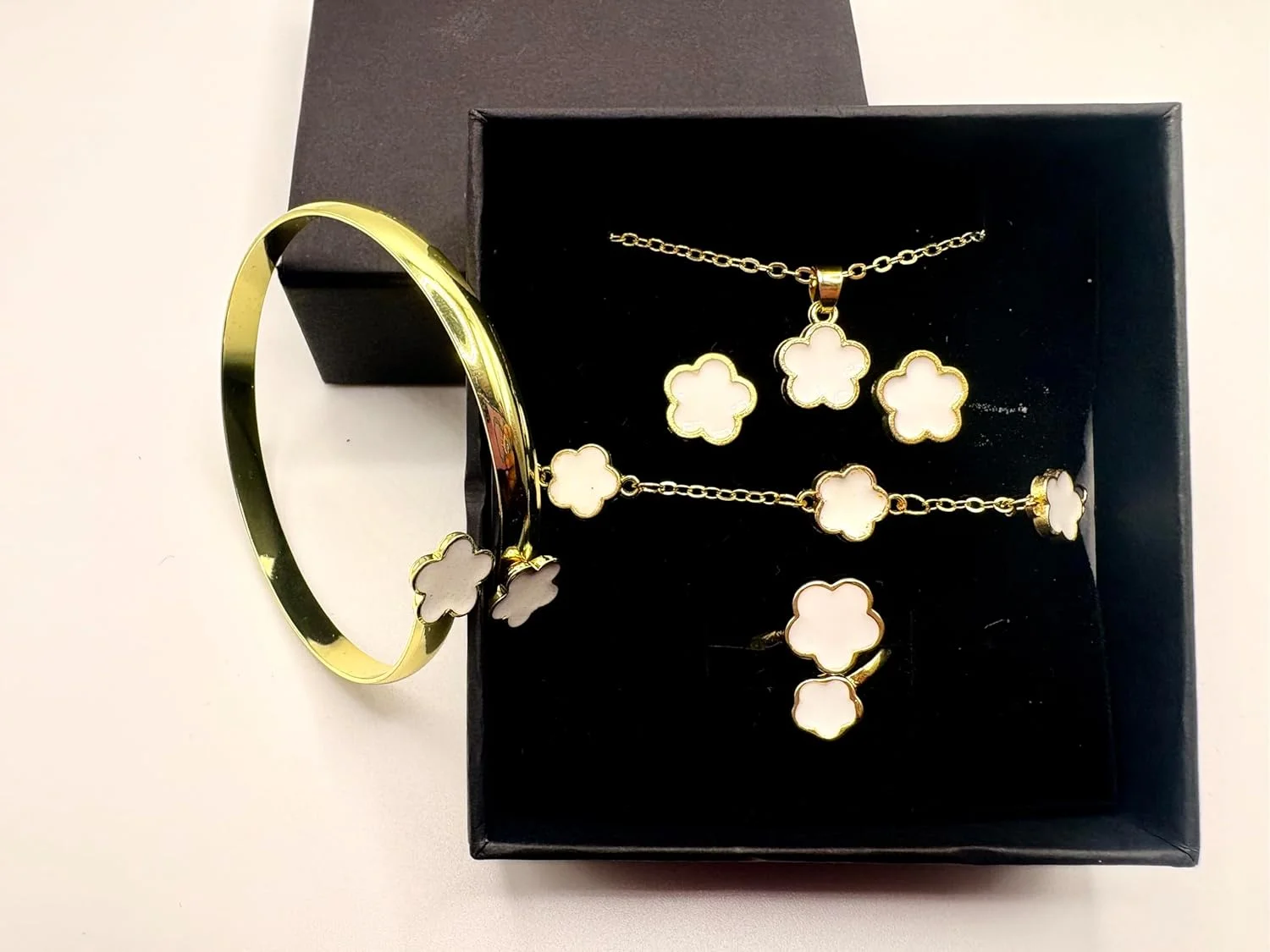 ست زیورآلات شبدر زنانه با جعبه - گردنبند، گوشواره، دستبند، النگو و انگشتر با آویز شبدر چهار و پنج پر - طلسم خوش شانسی هدیه ای عالی برای زنان و دختران ست زیورآلات شبدر زنانه با جعبه - گردنبند، گوشواره، دستبند، النگو و انگشتر با آویز شبدر چهار و پنج پر - طلسم خوش شانسی هدیه ای عالی برای زنان و دختران