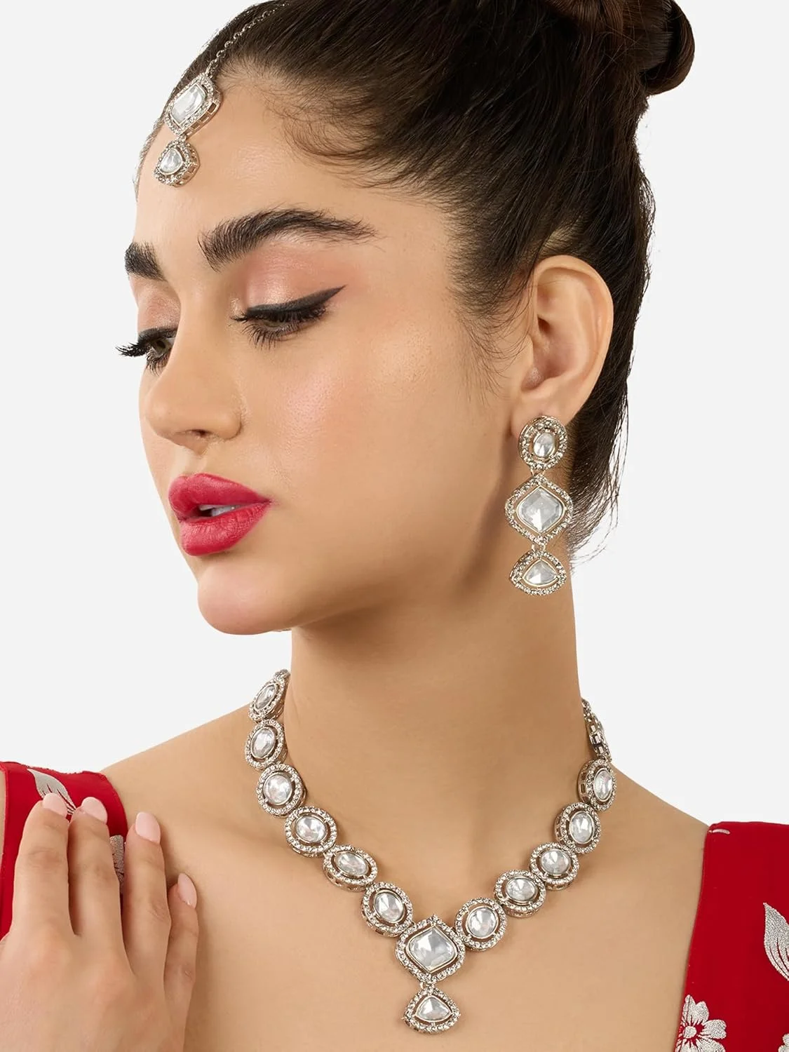 ست گردنبند، گوشواره و مانگ تیکا زنانه با سنگ های درخشان نقره ای رنگ ZAVERI PEARLS - ZPFK17572 ست گردنبند، گوشواره و مانگ تیکا زنانه با سنگ های درخشان نقره ای رنگ ZAVERI PEARLS - ZPFK17572