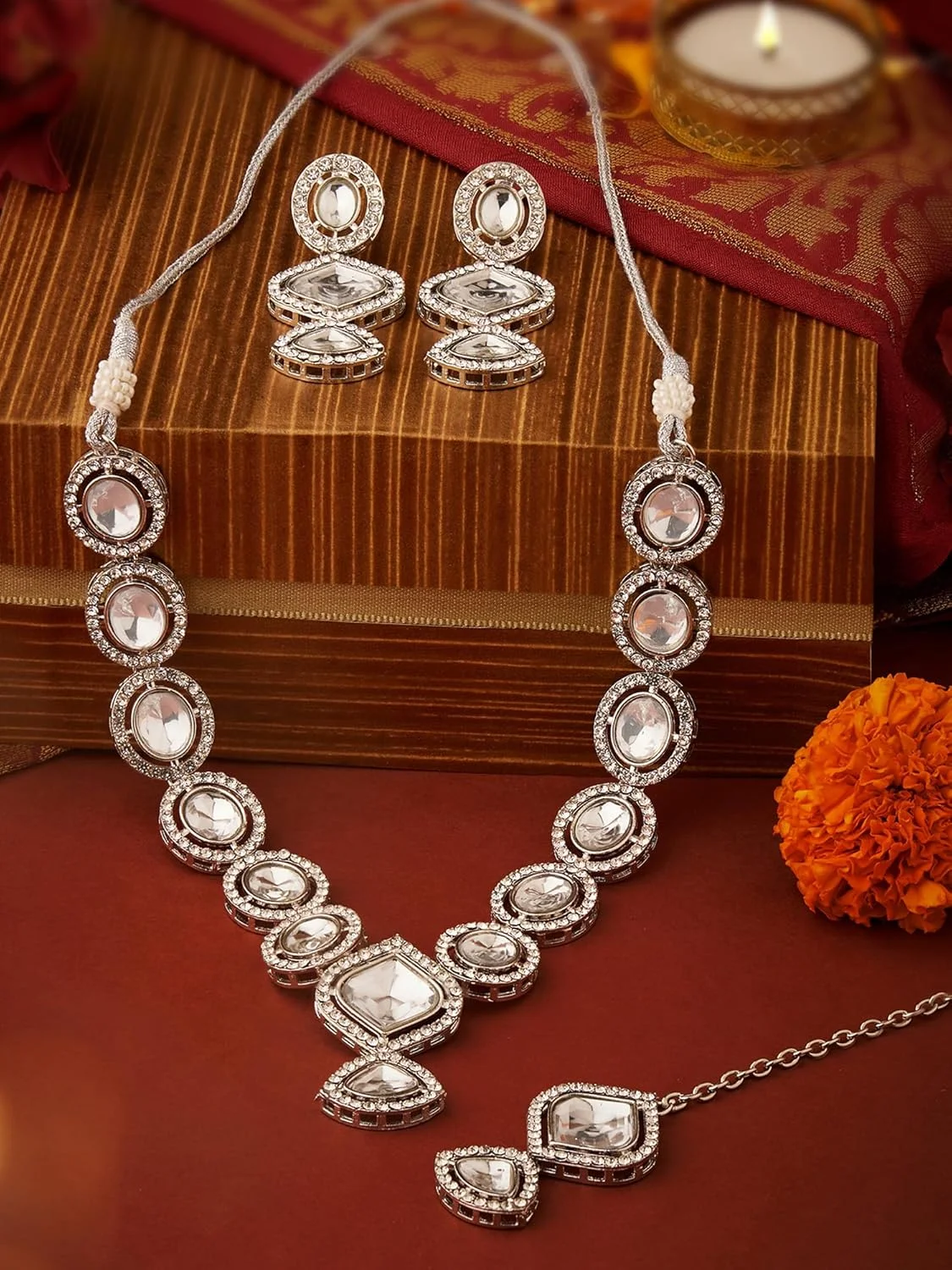 ست گردنبند، گوشواره و مانگ تیکا زنانه با سنگ های درخشان نقره ای رنگ ZAVERI PEARLS - ZPFK17572 ست گردنبند، گوشواره و مانگ تیکا زنانه با سنگ های درخشان نقره ای رنگ ZAVERI PEARLS - ZPFK17572