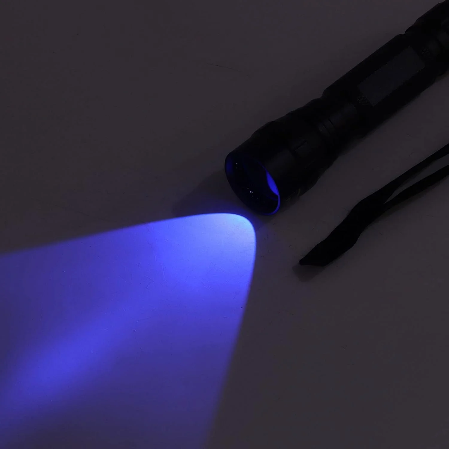 چراغ قوه فرابنفش UV، چراغ قوه دستی فرابنفش 365 نانومتری، چراغ قوه LED قابل حمل برای تشخیص قارچ مواد غذایی و لباس حیوانات خانگی، ماهیگیری در شب، مسافرت چراغ قوه فرابنفش UV، چراغ قوه دستی فرابنفش 365 نانومتری، چراغ قوه LED قابل حمل برای تشخیص قارچ مواد غذایی و لباس حیوانات خانگی، ماهیگیری در شب، مسافرت