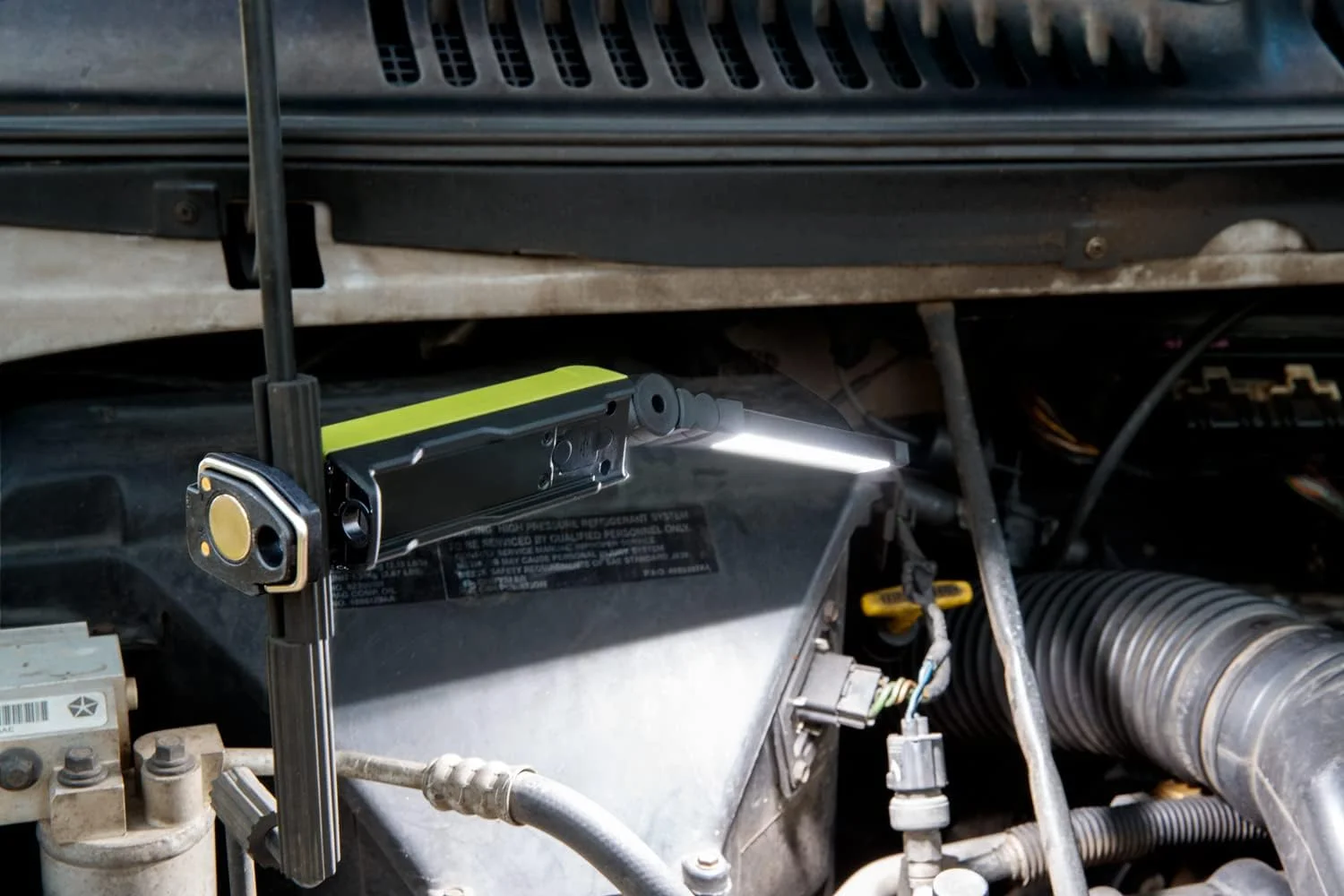 چراغ بازرسی LED تاشو 600 لومن POWERSMITH PILB600UV با حالت های نورافکن، نقطه ای، فرابنفش و خروجی USB برای شارژ دستگاه های موبایل، سبز چراغ بازرسی LED تاشو 600 لومن POWERSMITH PILB600UV با حالت های نورافکن، نقطه ای، فرابنفش و خروجی USB برای شارژ دستگاه های موبایل، سبز