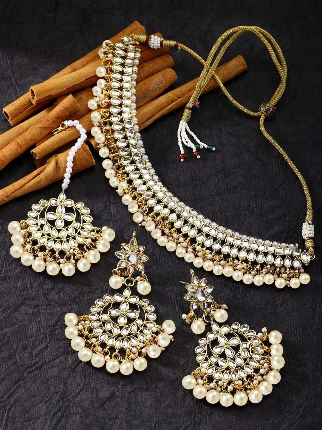 ست جواهرات زنانه طرح هندی بالیوودی شامل گردنبند، گوشواره و مانگ تیکا با مهره های مصنوعی کندن ست جواهرات زنانه طرح هندی بالیوودی شامل گردنبند، گوشواره و مانگ تیکا با مهره های مصنوعی کندن