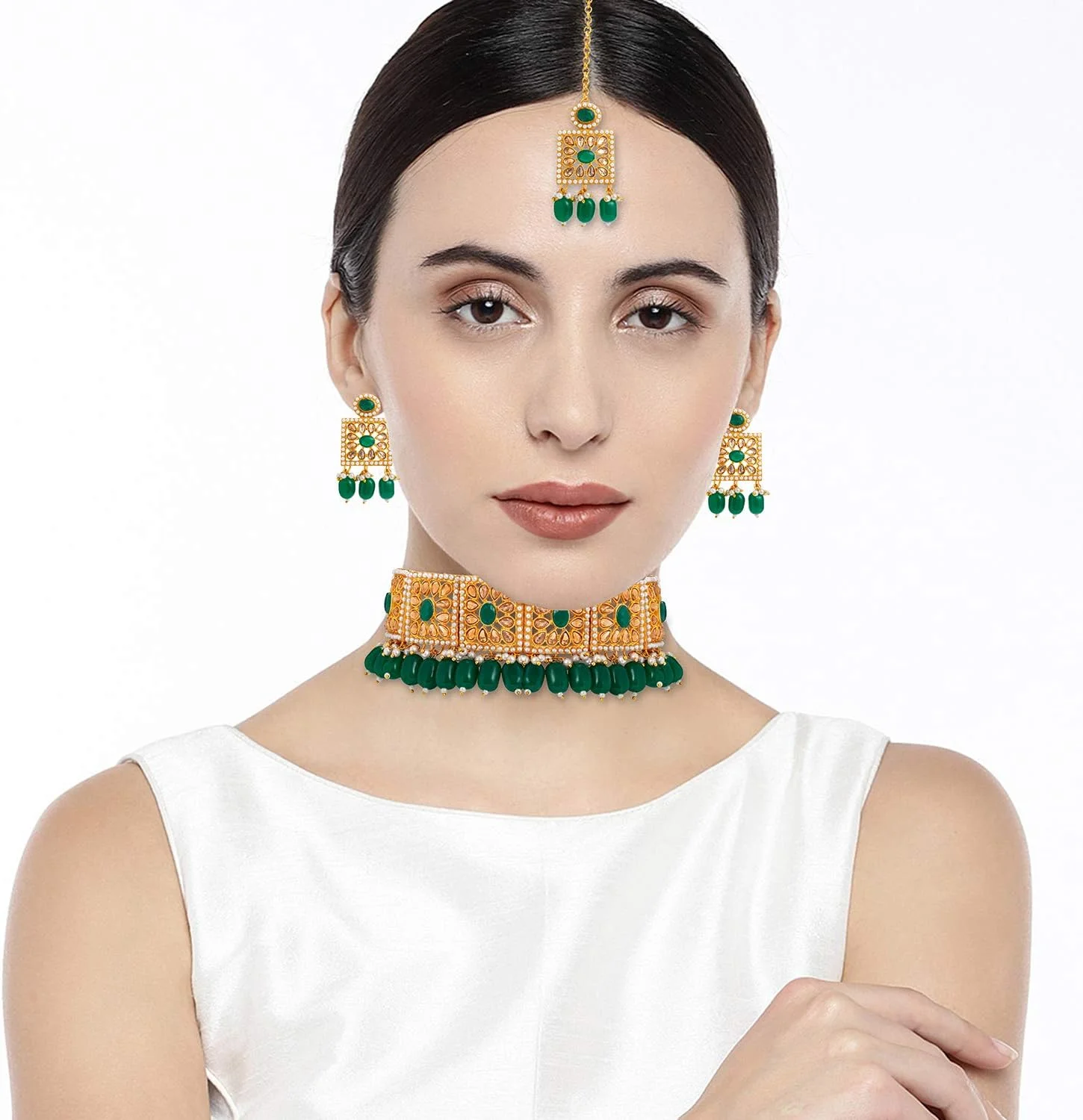 ست جواهرات زنانه و دخترانه شامل گردنبند چوکر، گوشواره و مانگ تیکا با مرواریدهای سبز و طرح سنتی Kundan، مناسب برای عروس و الهام گرفته از جواهرات بالیوودی ست جواهرات زنانه و دخترانه شامل گردنبند چوکر، گوشواره و مانگ تیکا با مرواریدهای سبز و طرح سنتی Kundan، مناسب برای عروس و الهام گرفته از جواهرات بالیوودی