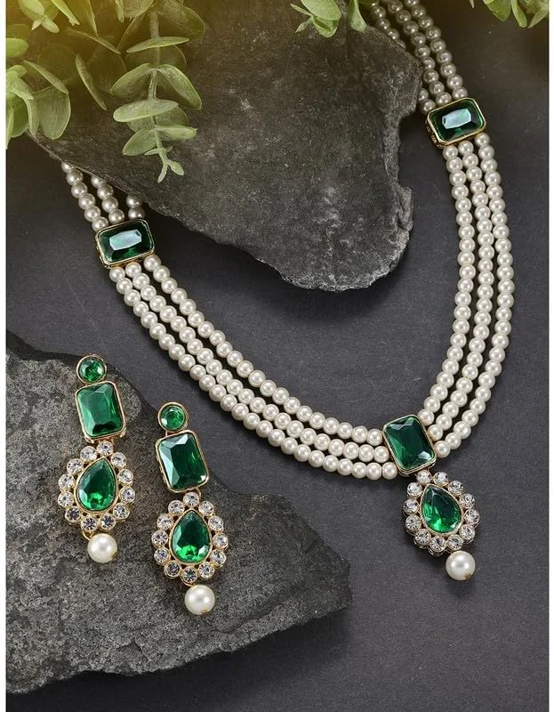 ست جواهرات سنتی هندی زنانه شامل گردنبند بلند و گوشواره با روکش طلایی و نگین های سبز رنگ ست جواهرات سنتی هندی زنانه شامل گردنبند بلند و گوشواره با روکش طلایی و نگین های سبز رنگ