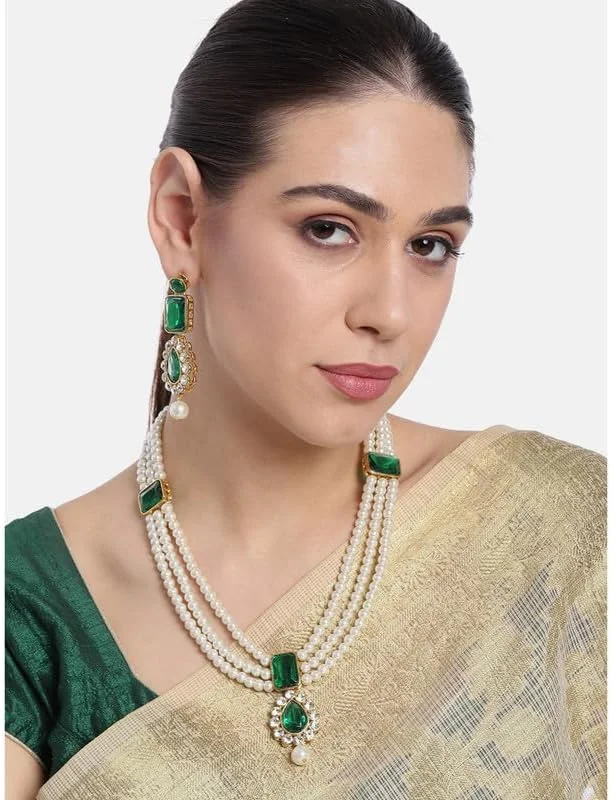ست جواهرات سنتی هندی زنانه شامل گردنبند بلند و گوشواره با روکش طلایی و نگین های سبز رنگ ست جواهرات سنتی هندی زنانه شامل گردنبند بلند و گوشواره با روکش طلایی و نگین های سبز رنگ