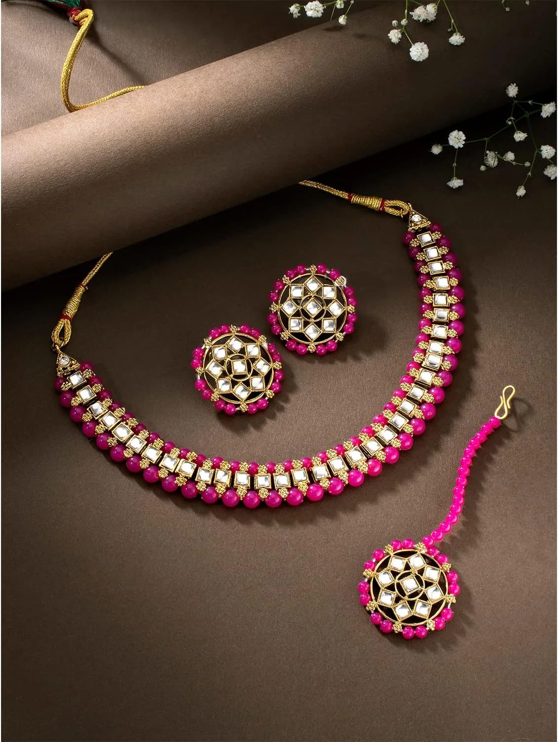 آویز گردنبند چوکر سنتی طلاکاری شده Kundan Aheli با گوشواره های میخی و مجموعه جواهرات قومی مانگ تیکا هدیه برای زنان آویز گردنبند چوکر سنتی طلاکاری شده Kundan Aheli با گوشواره های میخی و مجموعه جواهرات قومی مانگ تیکا هدیه برای زنان