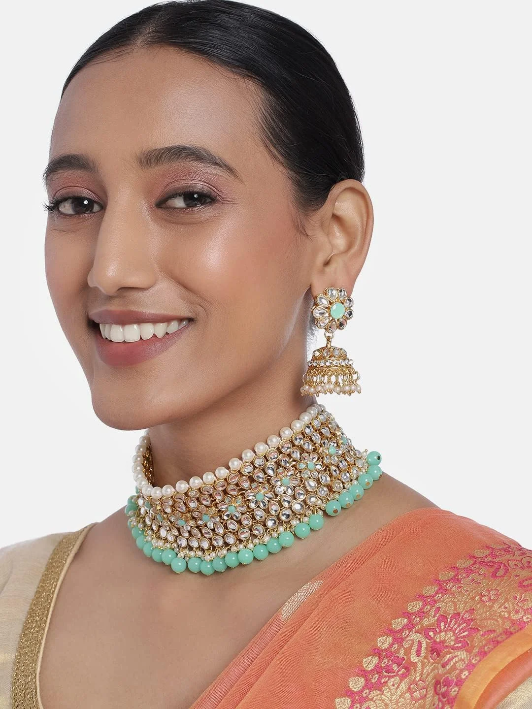 ست گردنبند چوکر نگین‌دار و مرواریدی به سبک سنتی هندی Aheli به همراه گوشواره‌های جومکی، مناسب برای مهمانی‌های بالیوودی و استفاده بانوان