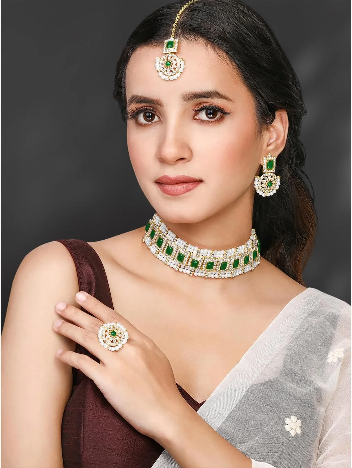 ست زیورآلات زنانه شامل گردنبند، گوشواره، مانگتیکا و انگشتر نگین‌دار با سنگ مصنوعی سبز، زیرکونیا و مهره