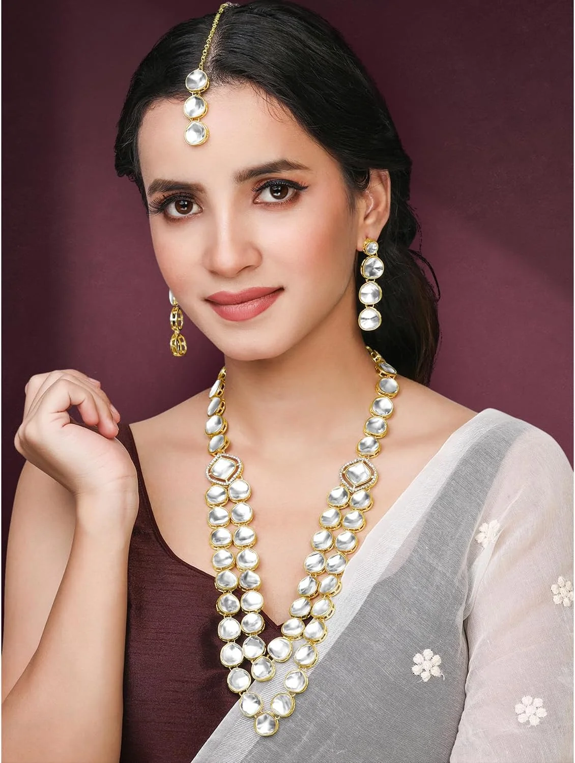 ست جواهرات زنانه شامل گردنبند بلند، گوشواره آویز و مانگ تیکا با سنگ مصنوعی سفید و زیرکونیا