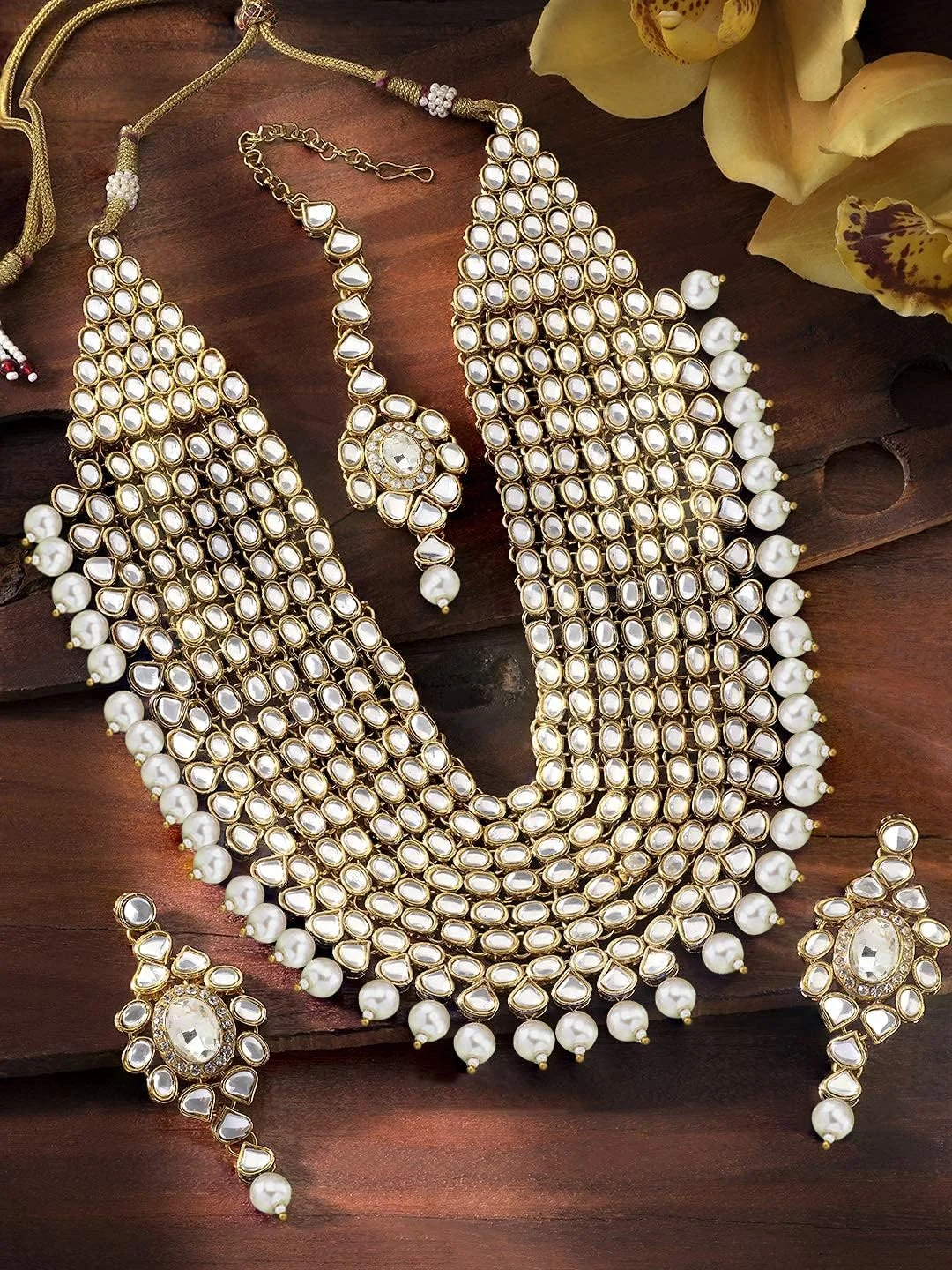 ست گردنبند لایه ای مرواریدی Kundan مصنوعی به سبک بالیوود سنتی هندی Aheli به همراه گوشواره و مانگ تیکا برای زنان و دختران