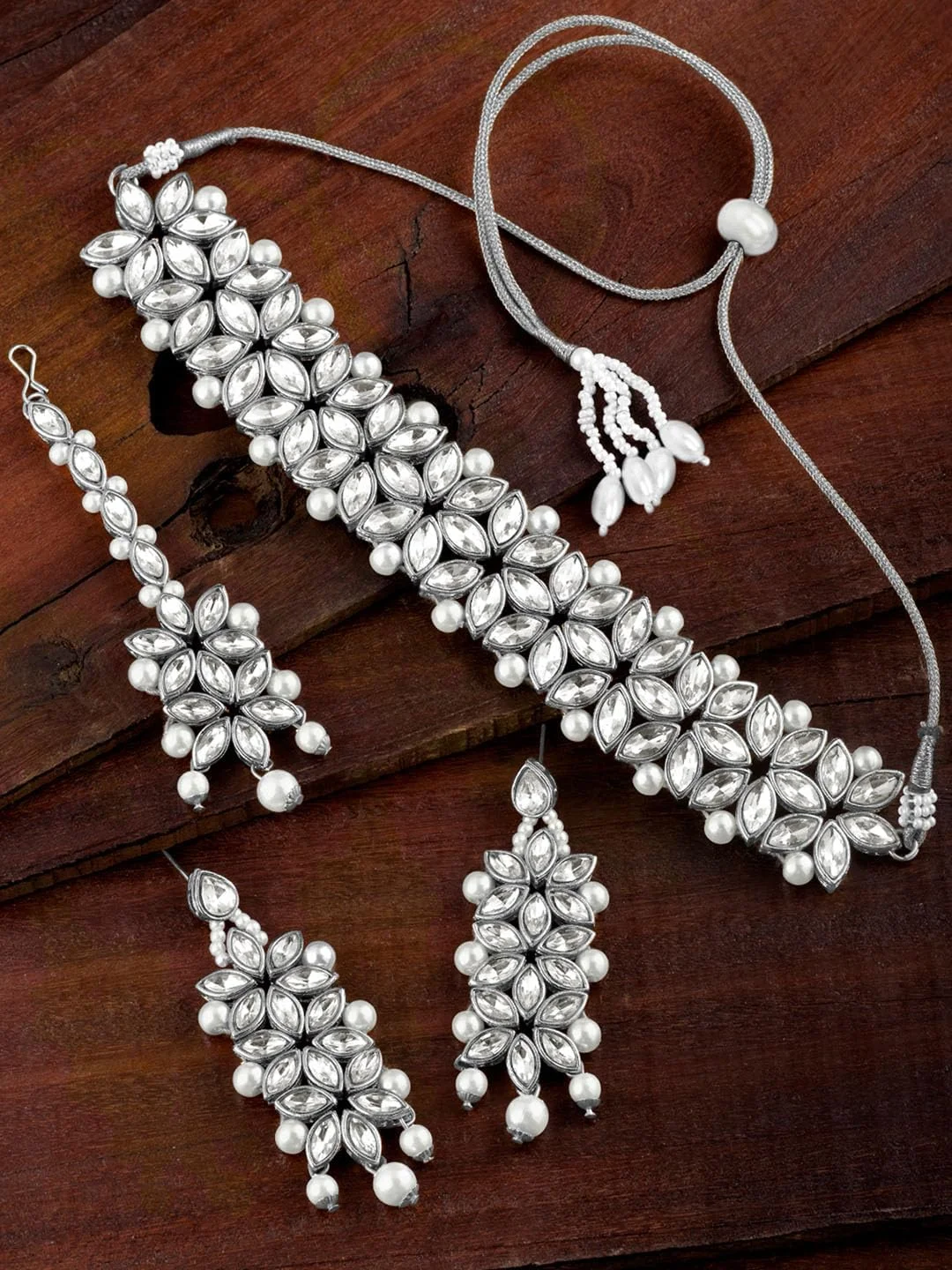 ست گردنبند، گوشواره آویز و مانگ تیکا زنانه با روکش نقره، نگین های کریستالی و مهره کاری ست گردنبند، گوشواره آویز و مانگ تیکا زنانه با روکش نقره، نگین های کریستالی و مهره کاری