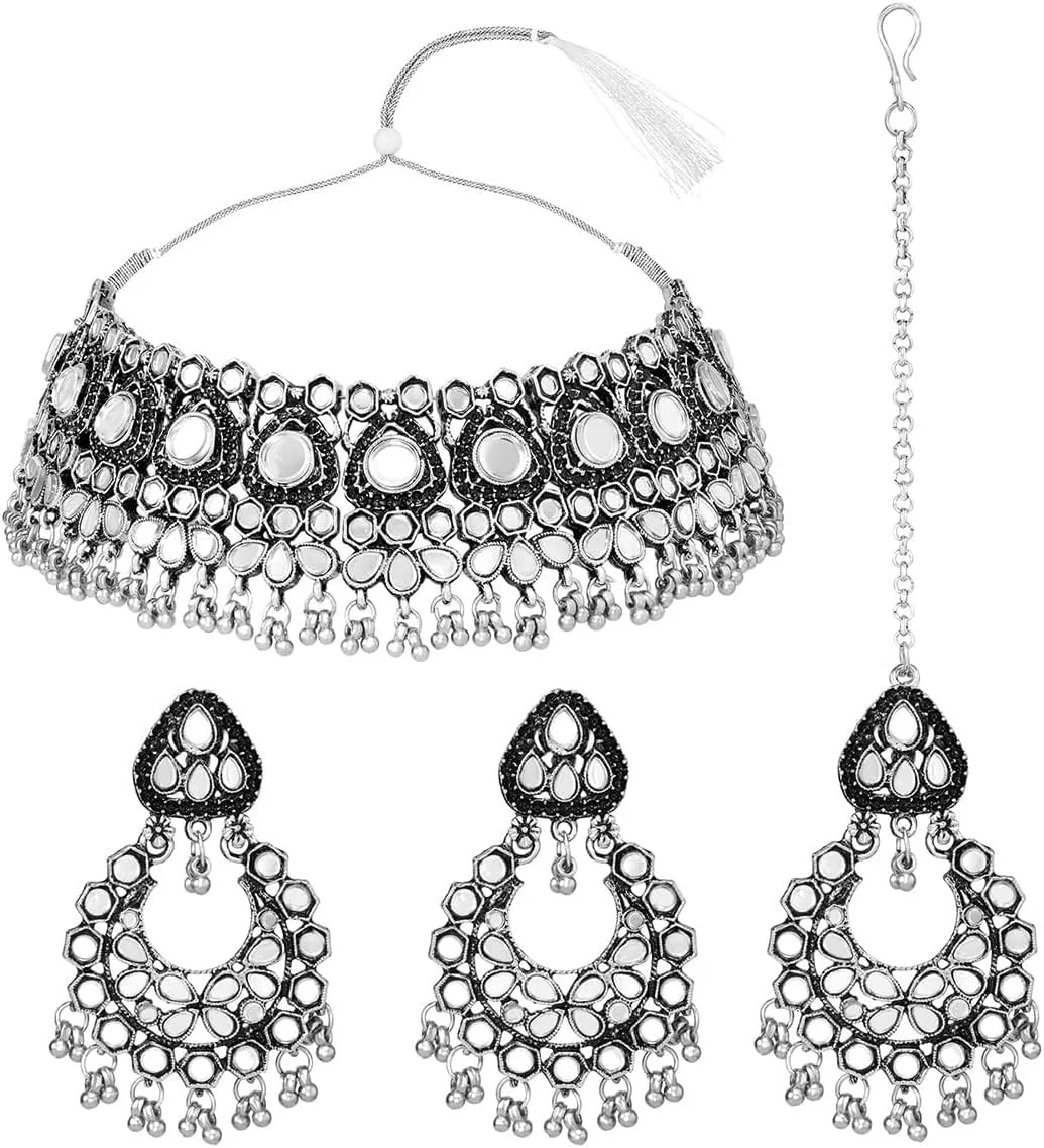 ست جواهرات زنانه شامل گردنبند چوکر نگیندار نقرهای رنگ، گوشوارههای آویز و مانگتیکا ست جواهرات زنانه شامل گردنبند چوکر نگیندار نقرهای رنگ، گوشوارههای آویز و مانگتیکا